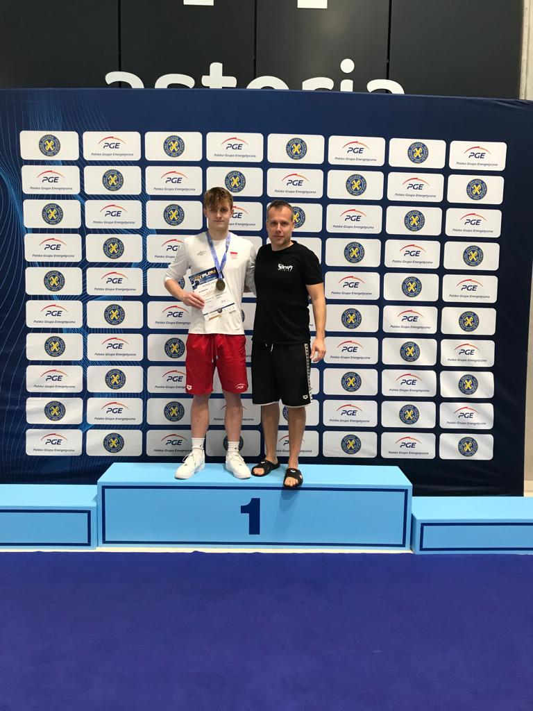 Fot. Klub Pływacki "Sikret" Gliwice Jakub Katana na podium z trenerem Michałem Matuszewskim