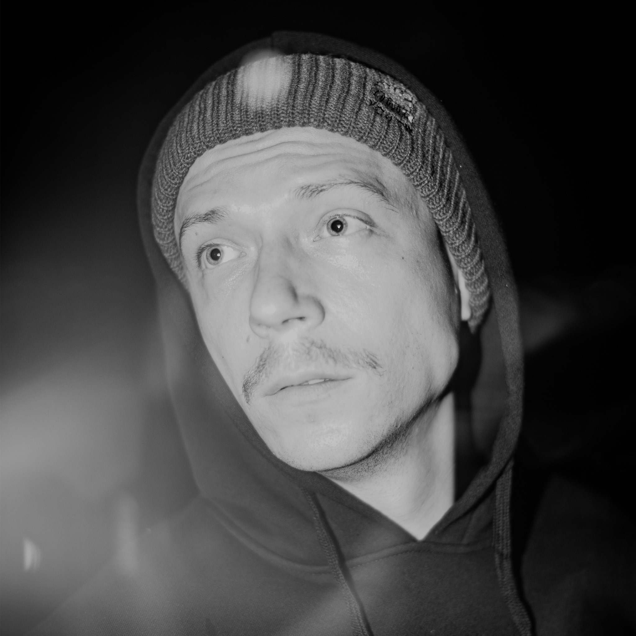 Jakub Skorupa (fot. F. Skrońc) mężczyzna w czapce, czarno-biała fotografia