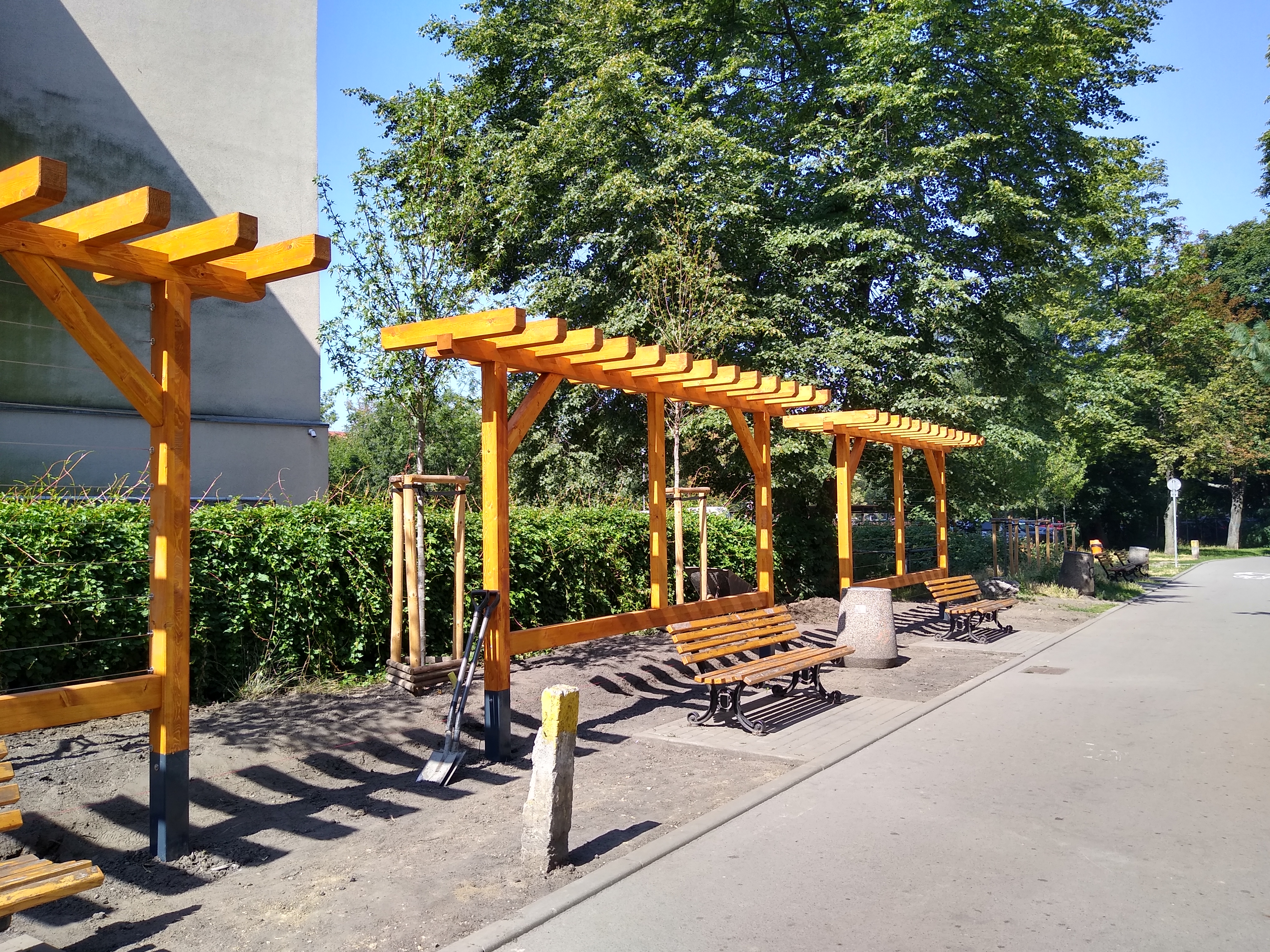 fot. M. Foltyn / UM Gliwice drewniane pergole na tle Domu Tekstylnego Weichmanna