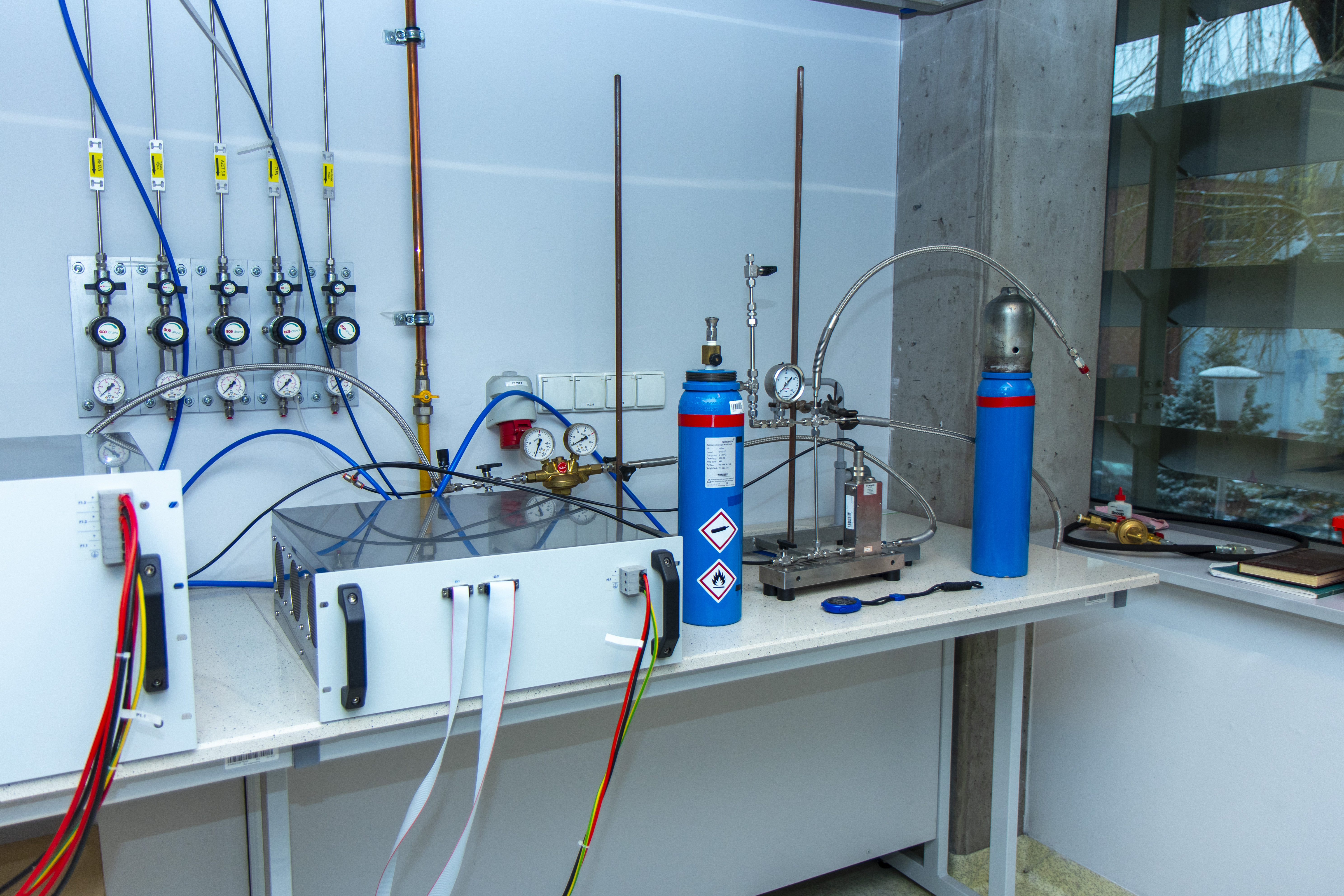 Foto: Podczas konferencji prezentującej nowy profil studiów MBA, na Politechnice Śląskiej zaprezentowano nowoczesne Laboratorium Nowych Technologii Energetycznych, w którym znajdują się moduły fotowoltaiczne, elektrolizery, zbiorniki wodoru i ogniwa paliwowe pozwalające na śledzenie cyklu magazynowania energii w wodorze. Obecnie prowadzone są badania nad sposobami magazynowania energii pochodzącej z instalacji wykorzystujących odnawialne źródła energii. Fot. M.Mutwil/Politechnika Śląska laboratorium