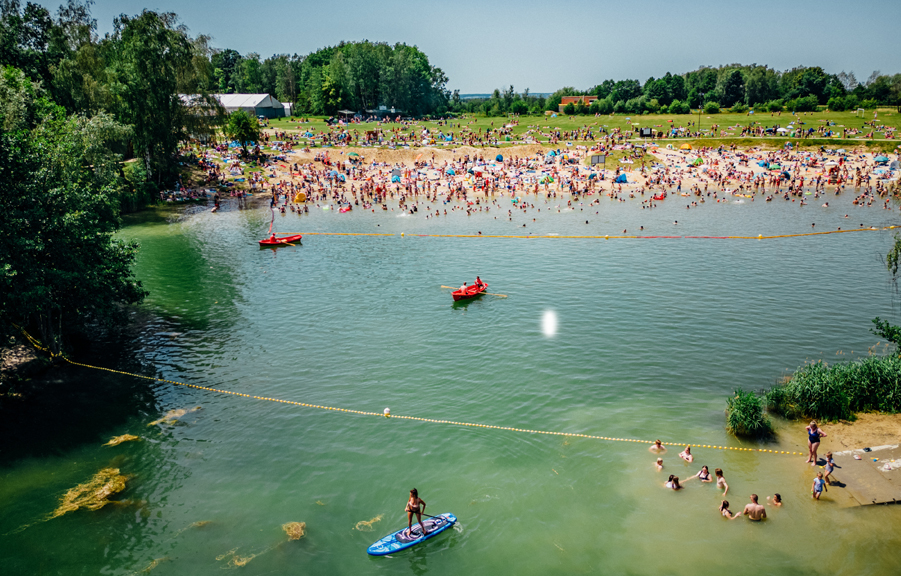 Fot. M. Baranowski/ archiwum UM w Gliwicach Widok z lotu ptaka na plażę nad jeziorem czechowickim