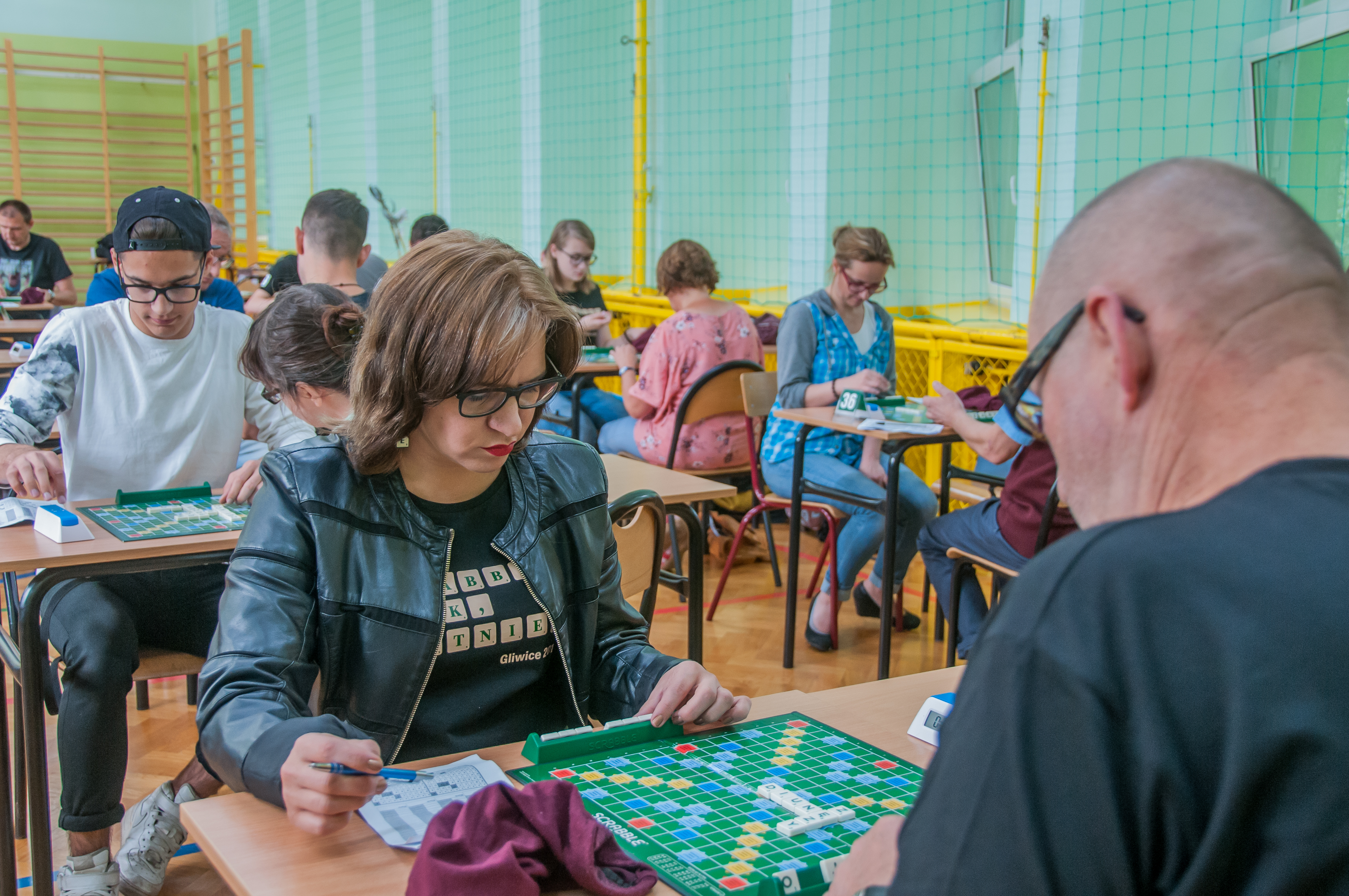 zawodnicy srabble podczas rozgrywek
