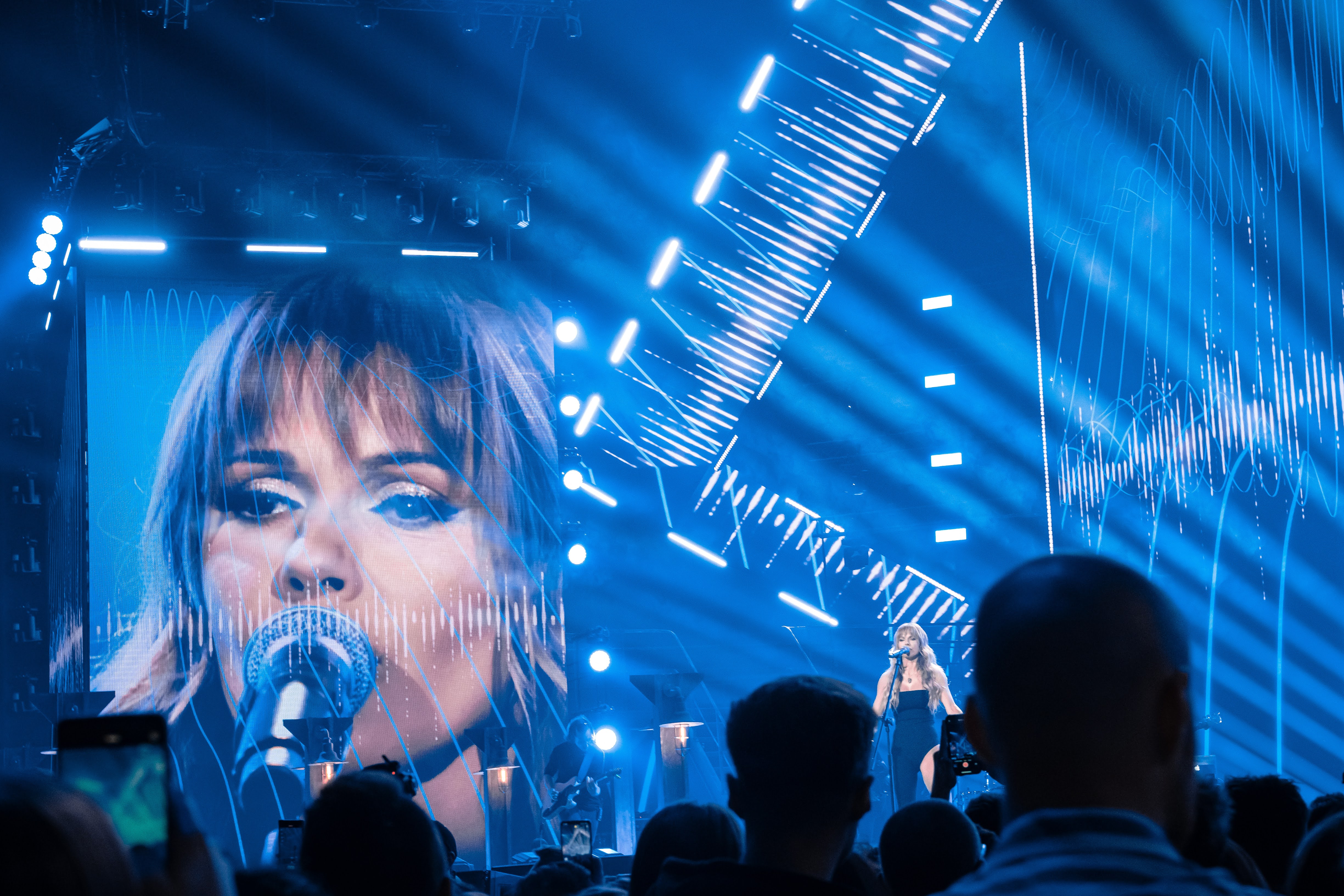 Doda (fot. Mosquidron / UM w Gliwicach) koncert kobiety w czarnej sukni
