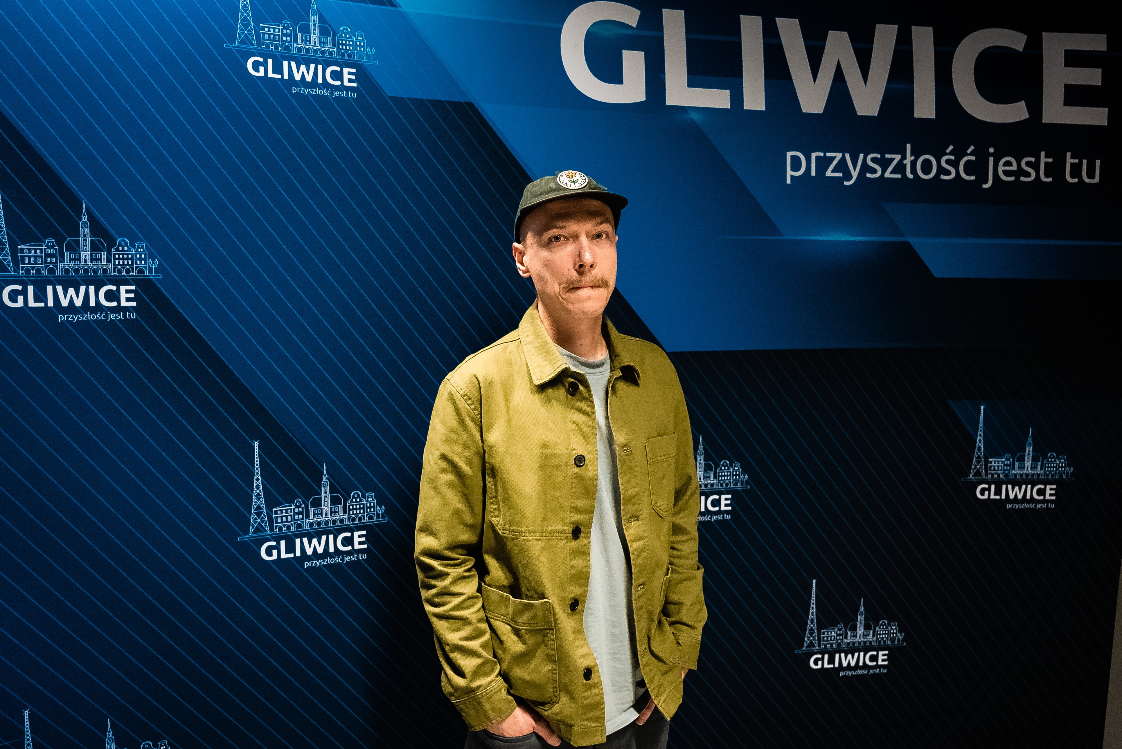 Jakub Skorupa (fot. Mosquidron / UM w Gliwicach) mężczyzna w czapce z daszkiem