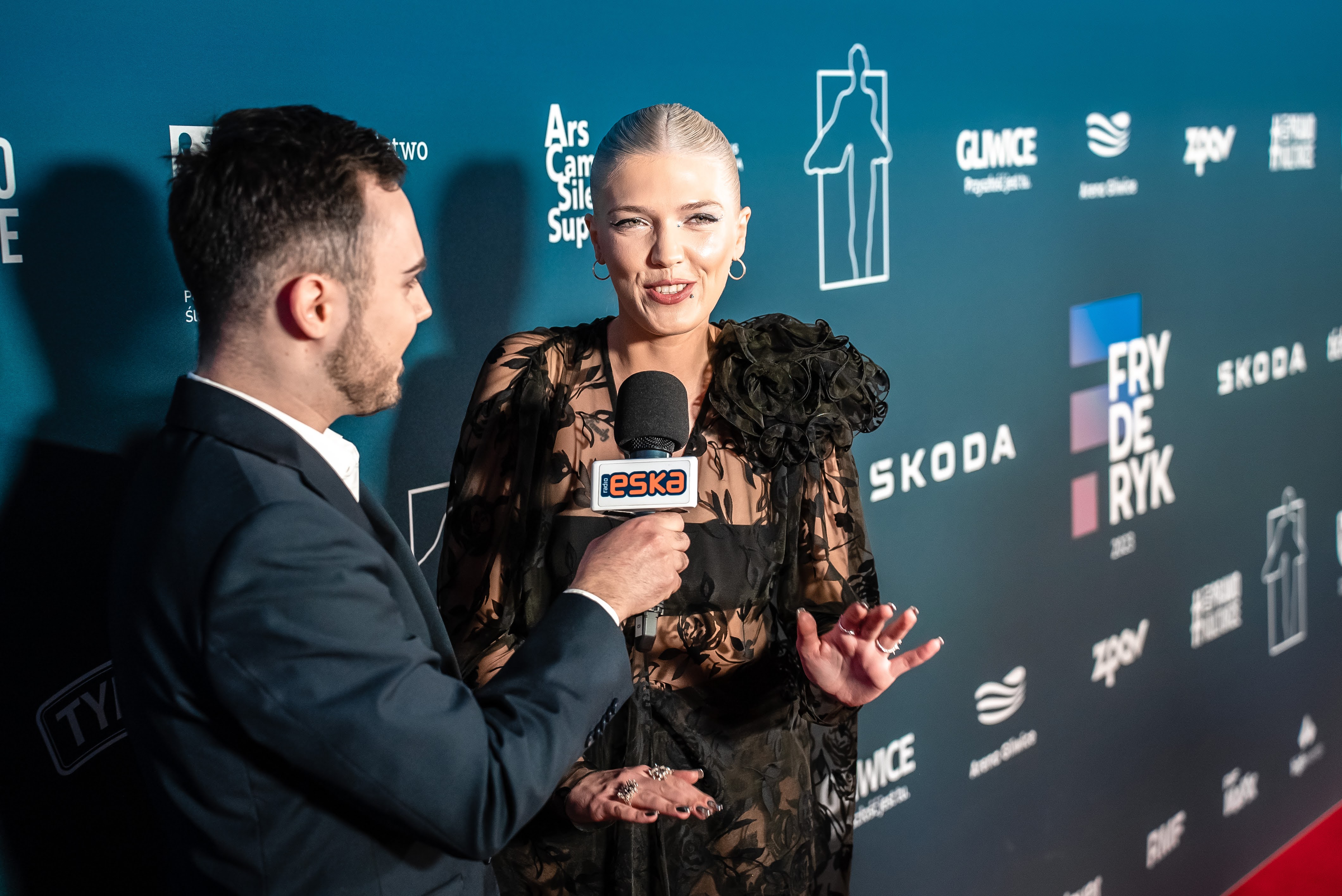 Daria Zawiałow (fot. Mosquidron / UM w Gliwicach) rozmowa z młodą blondynką na ściance