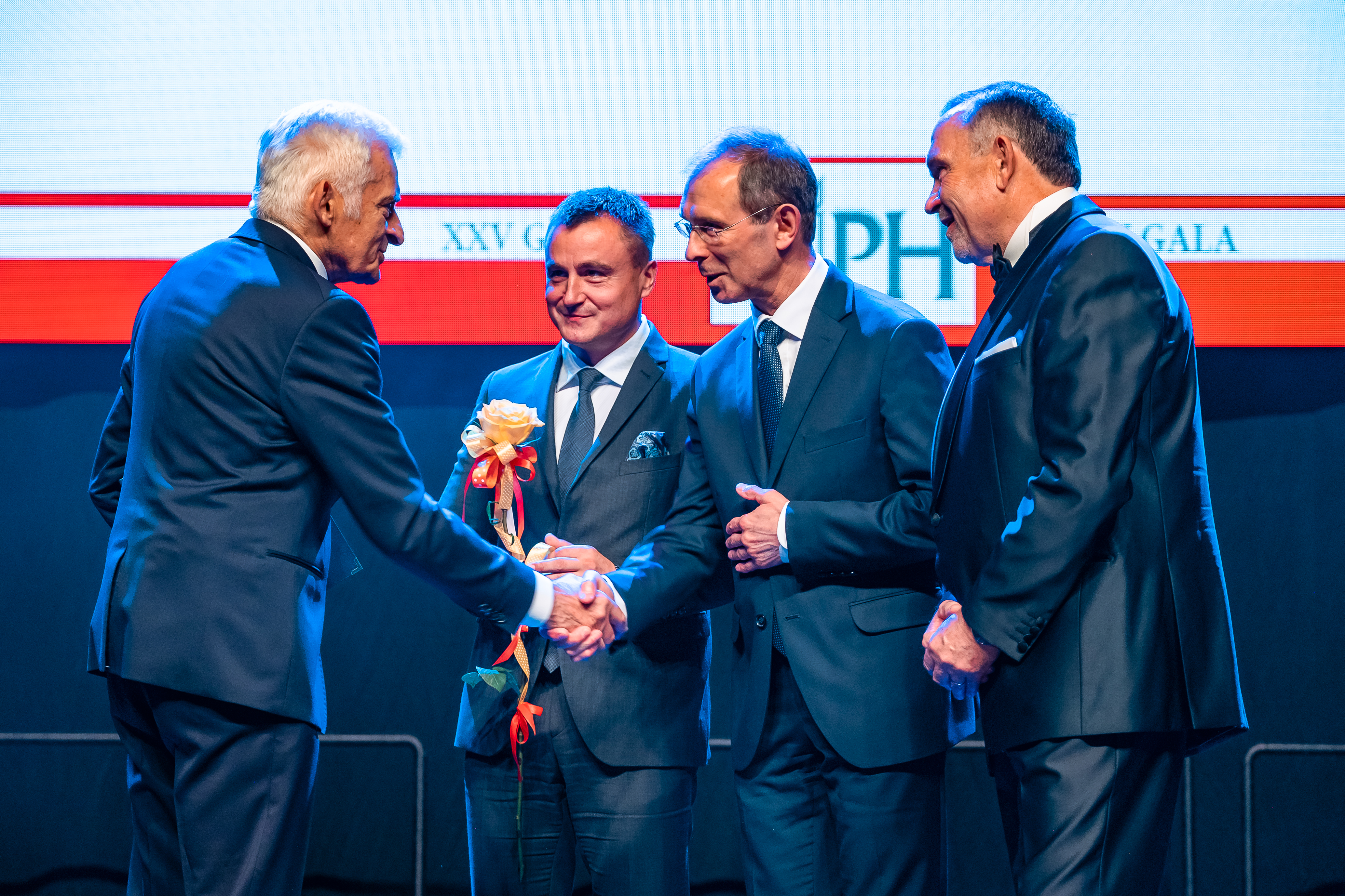 Prezydent z Jerzym Buzkiem i prezesem RIPH