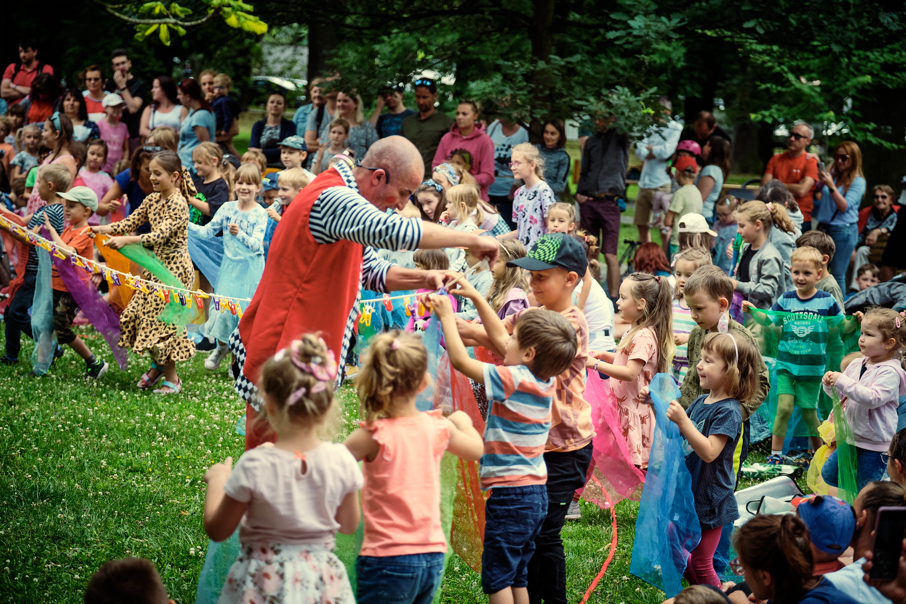 Najmłodsi podczas festiwalu Ulicznicy świetnie się bawią (fot. M. Buksa / UM Gliwice) spektakl dla dzieci w parku