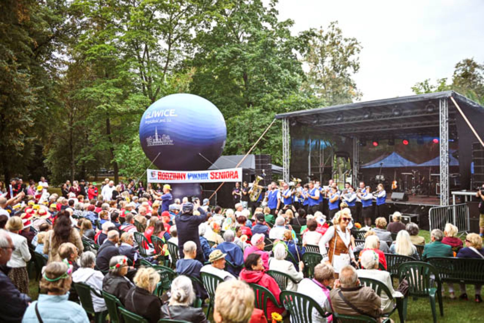 Fot. M.Buksa/UM Gliwice tłum ludzi przy scenie w parku