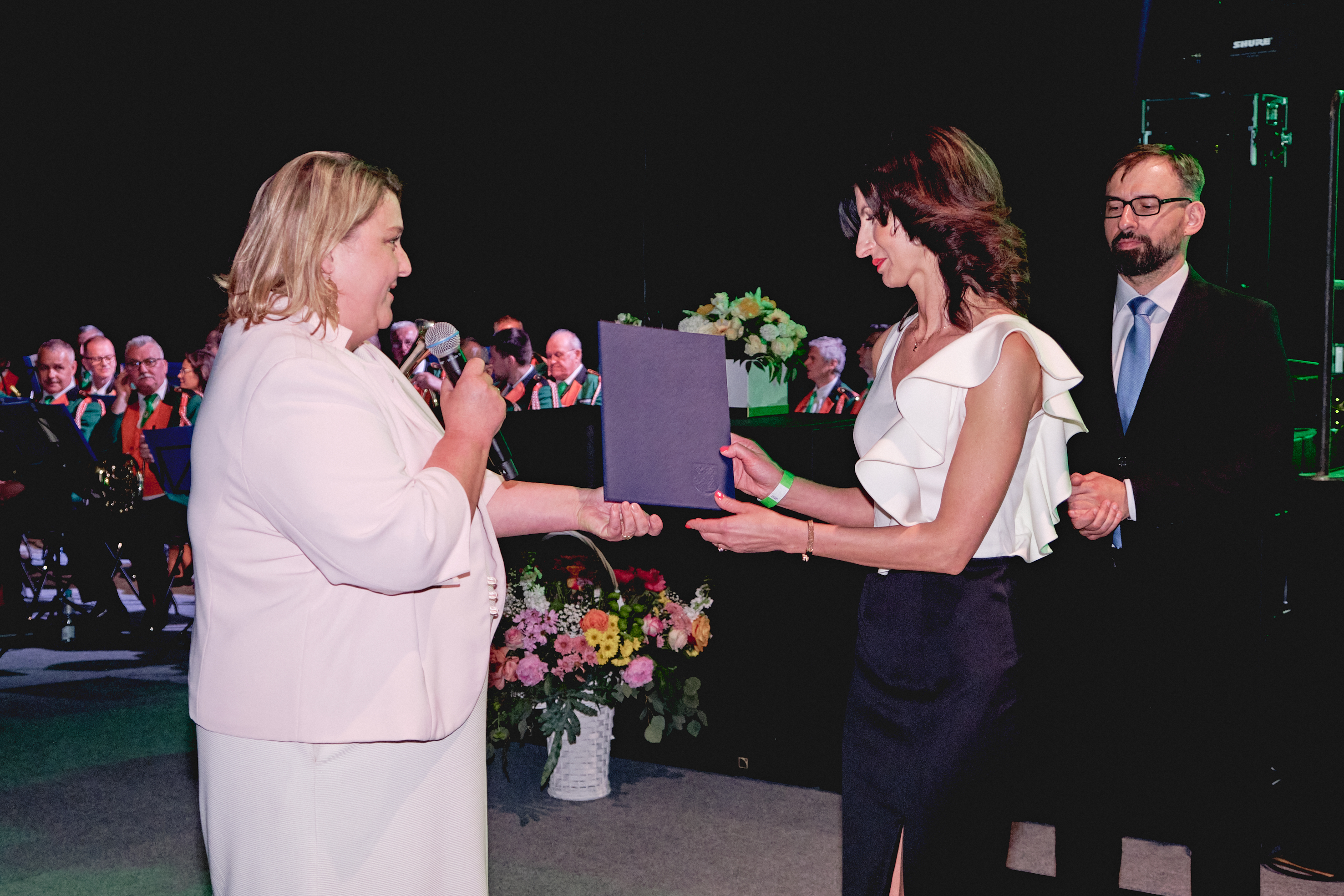 Aleksandra Wysocka, zastępczyni prezydenta Gliwic wręcza list gratulacyjny dr inż. Barbarze Juszczyk, dyrektor IMN