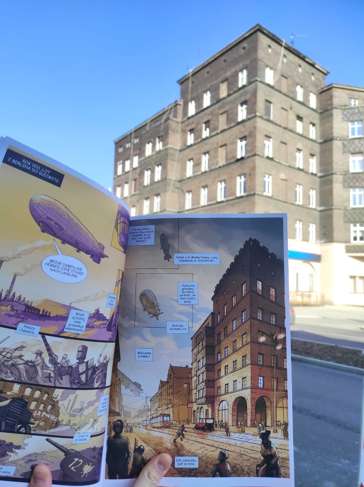 fot. CKV otwarty komiks i widok na budynek przy pl. Piastów