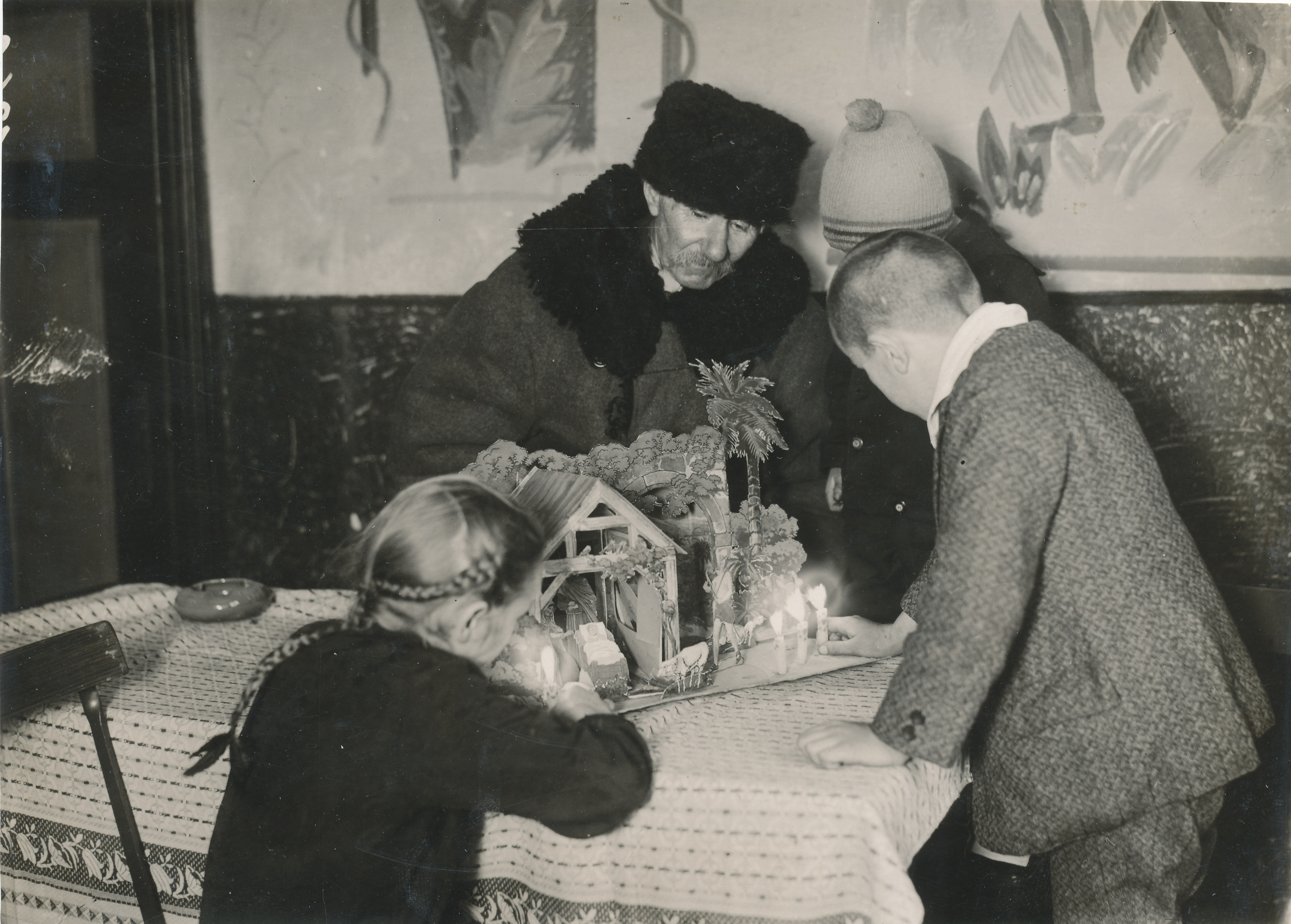 Przygotowywanie betlejki, czyli stajenki bożonarodzeniowej. Górny Śląsk, do 1931 r. Fot. P. Schau. Ze zbiorów Muzeum w Gliwicach Przygotowywanie betlejki, czyli stajenki bożonarodzeniowej. Górny Śląsk, do 1931 r.