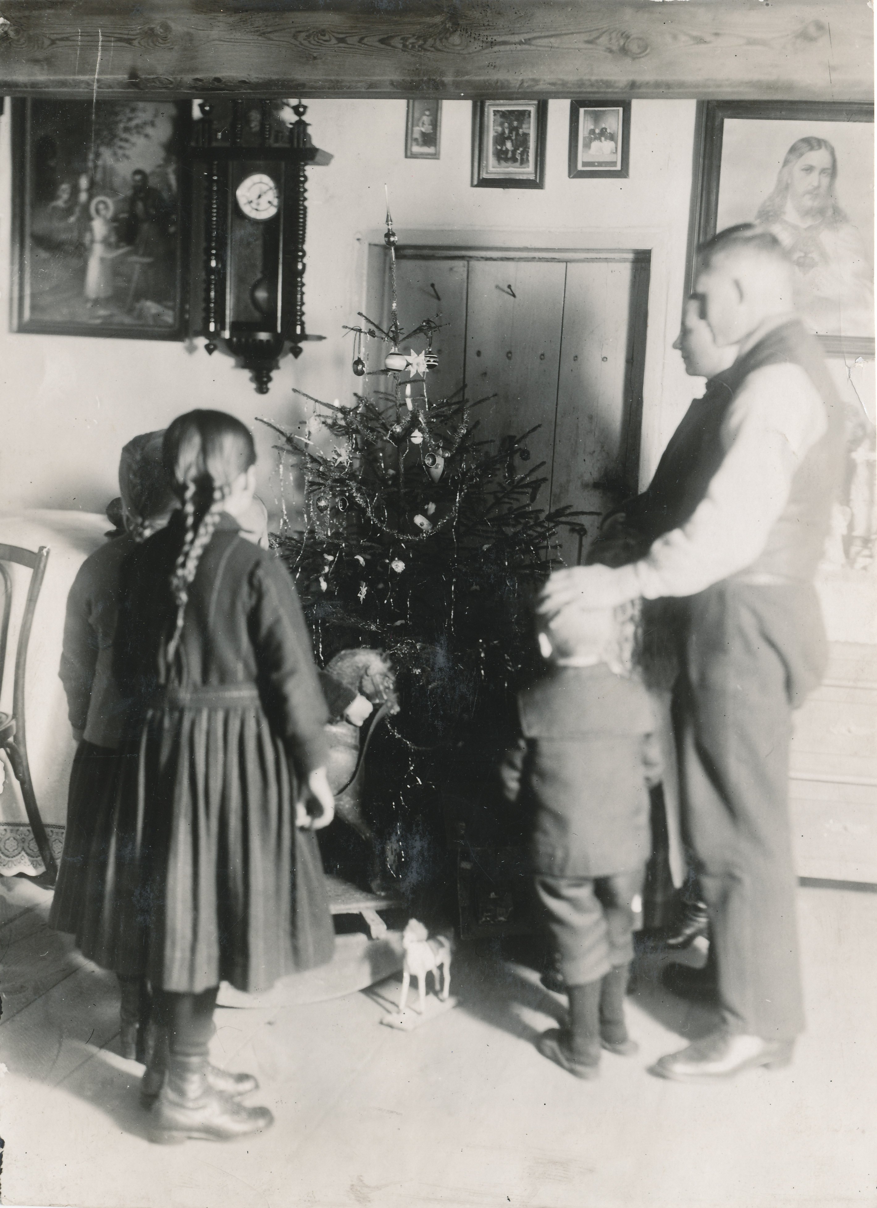 Rodzina przy choince. Górny Śląsk, do 1928 r. Ze zbiorów Muzeum w Gliwicach Rodzina przy choince. Górny Śląsk, do 1928 r.