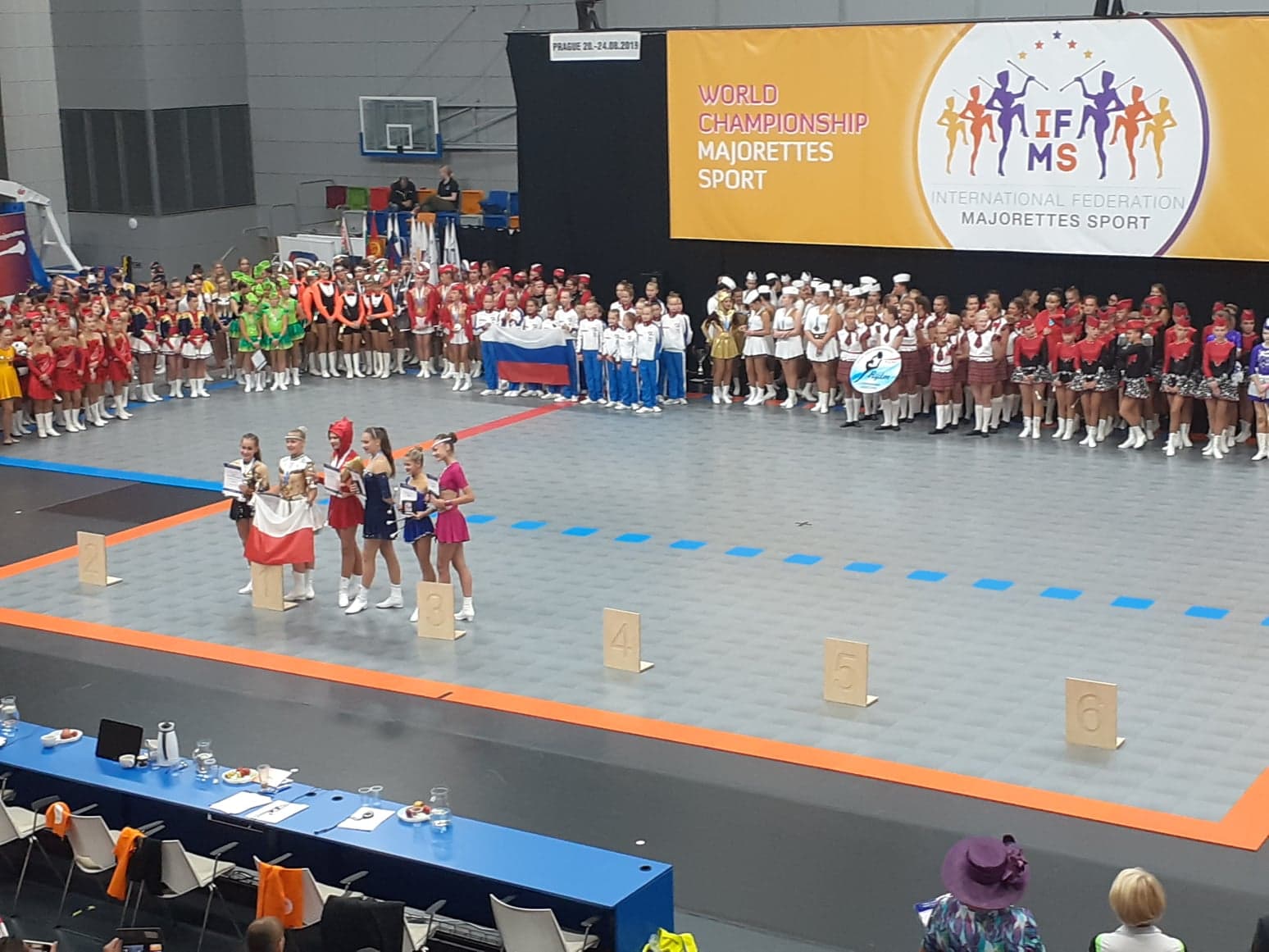 Zdjęcie z zawodów mażoretkowych