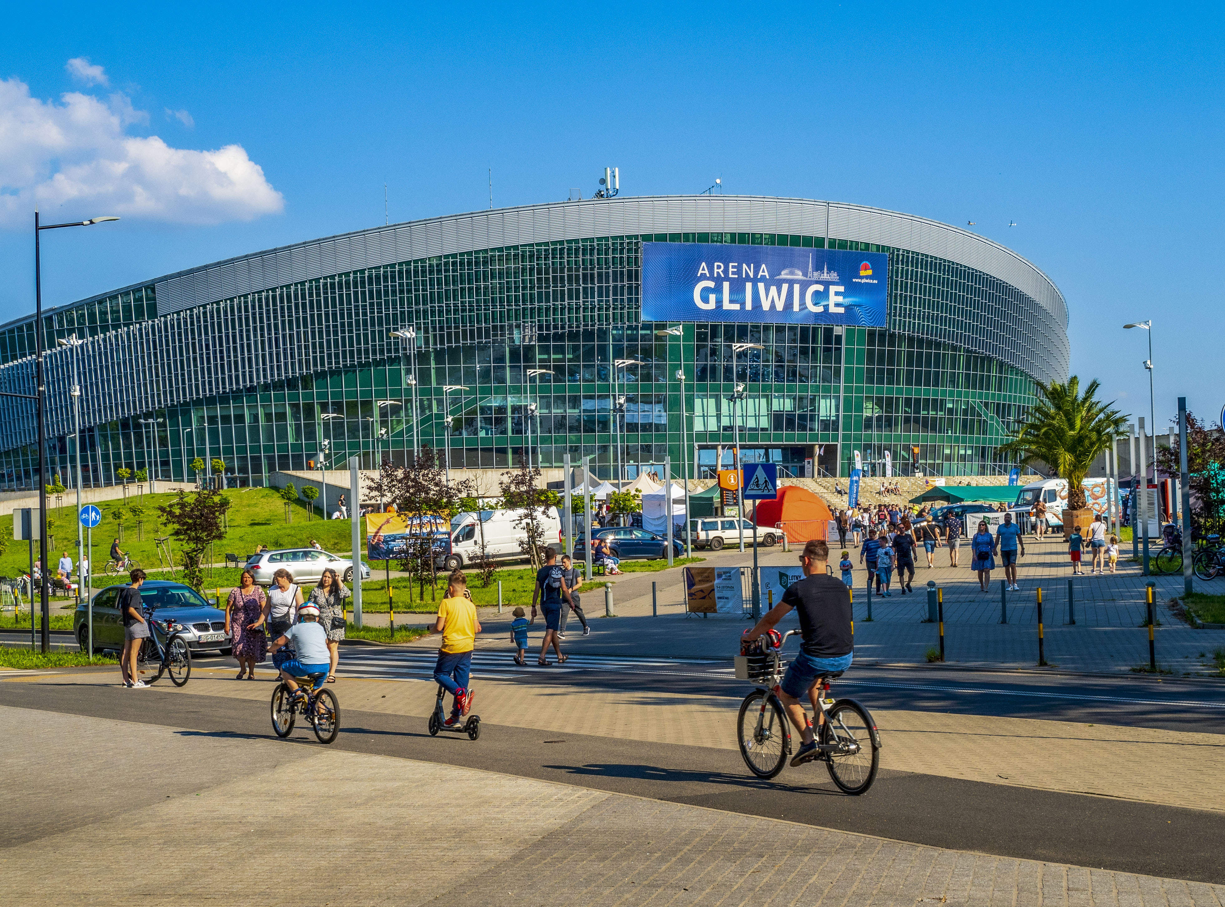 Fot. G. Ożga/ archiwum UM w Gliwicach Rowerzyści przejeżdżający obok Areny Gliwice