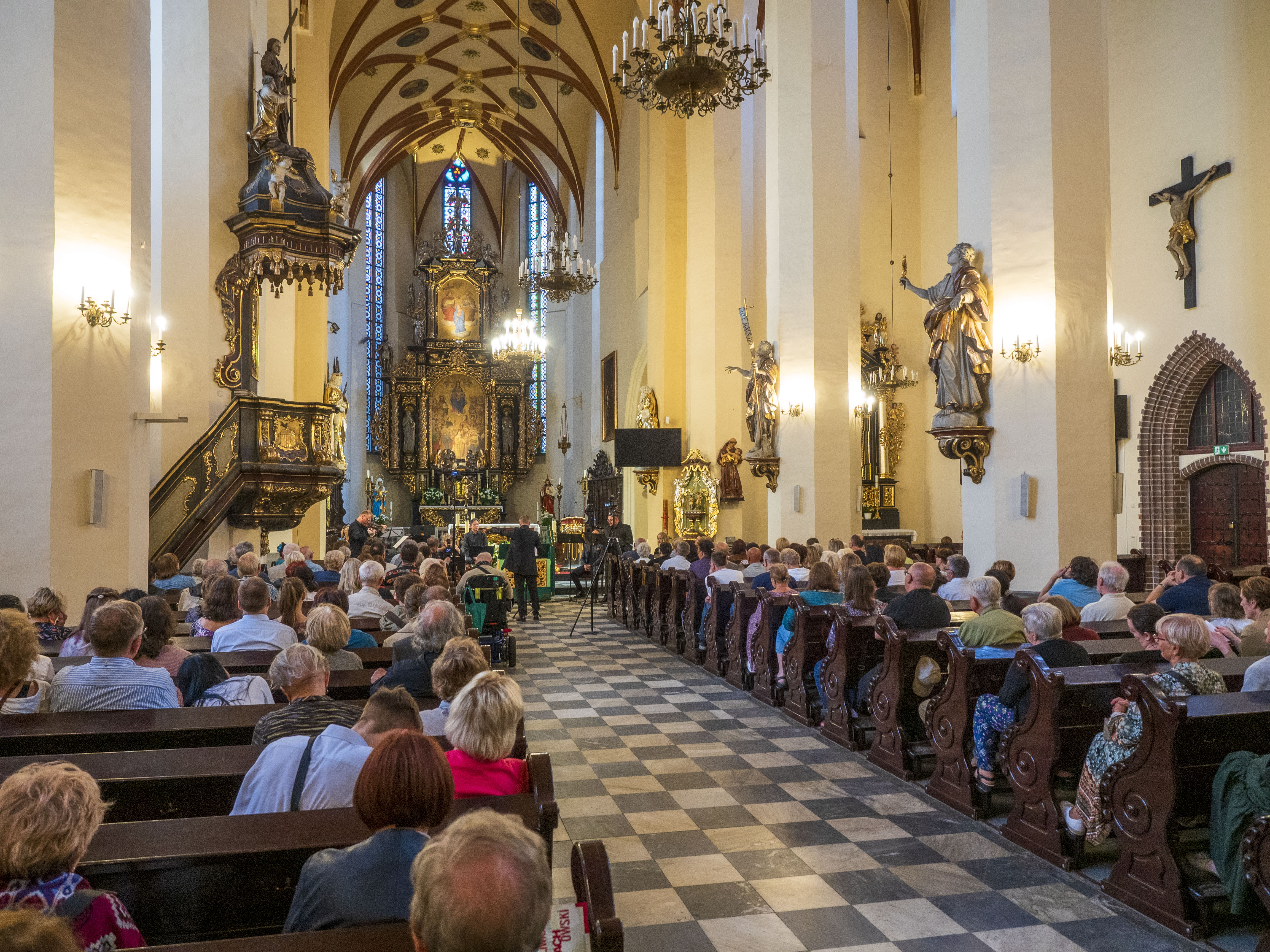 fot. G. Ożga / UM Gliwice publiczność słuchająca koncertu w kościelnych ławach