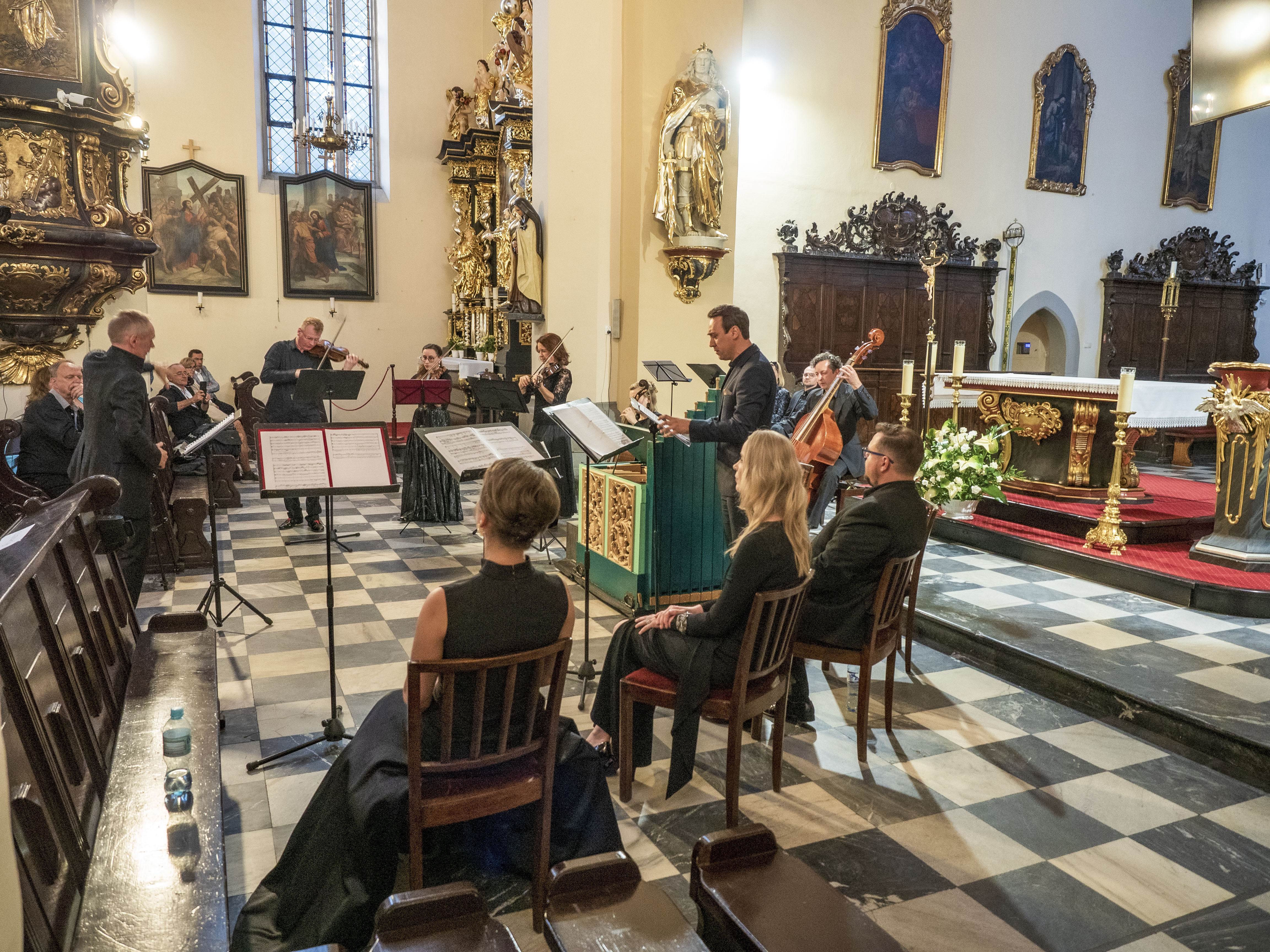Koncert otwarcia Gliwickiego Festiwalu Bachowskiego, kościół pw. Wszystkich Świętych (fot. G. Ożga / UM Gliwice) muzycy pdoczas kocnertu na ołtarzu