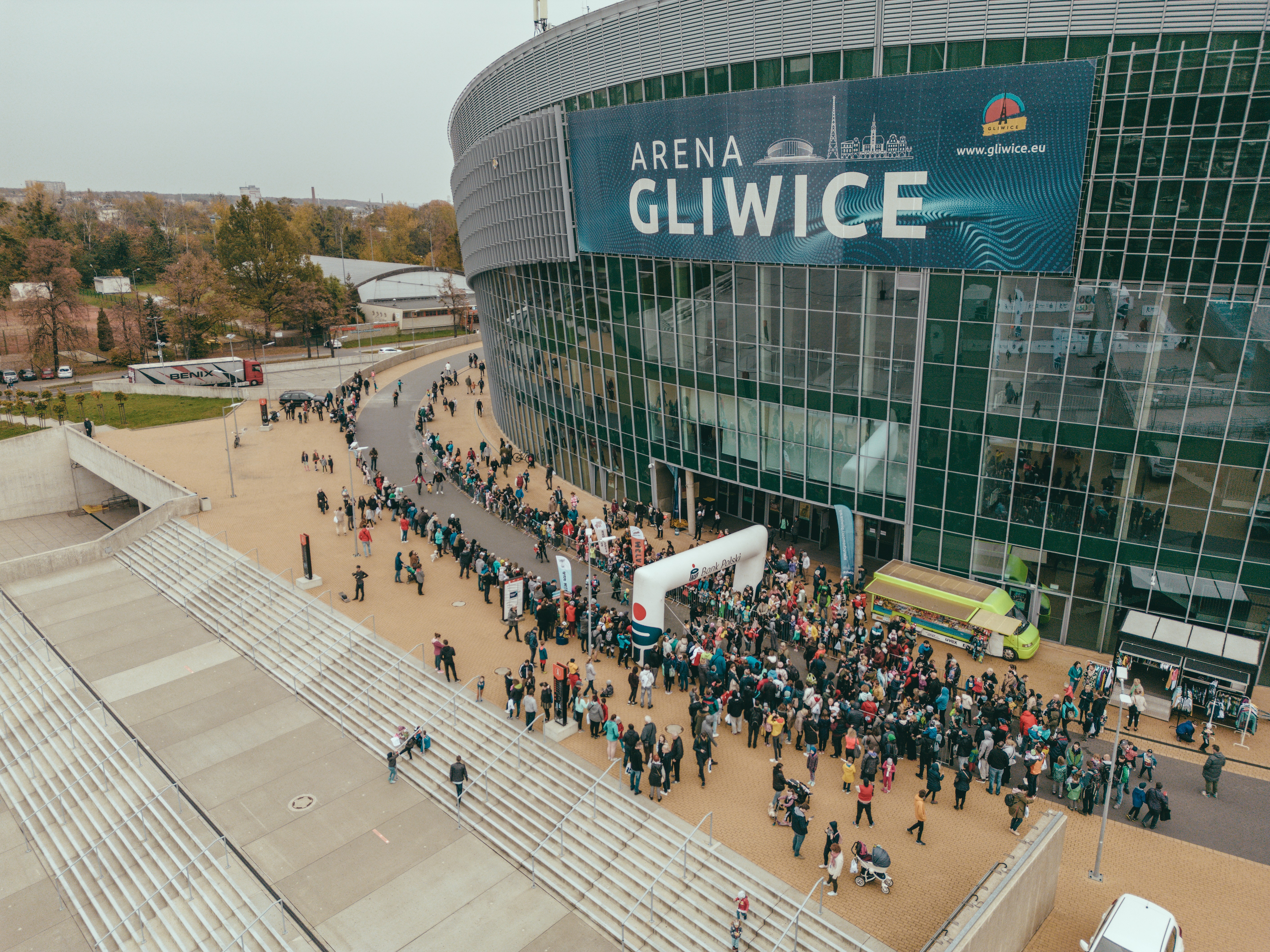 Fot. M. Baranowski/ UM w Gliwicach Uczestnicy imprezy przed Halą Arena Gliwice