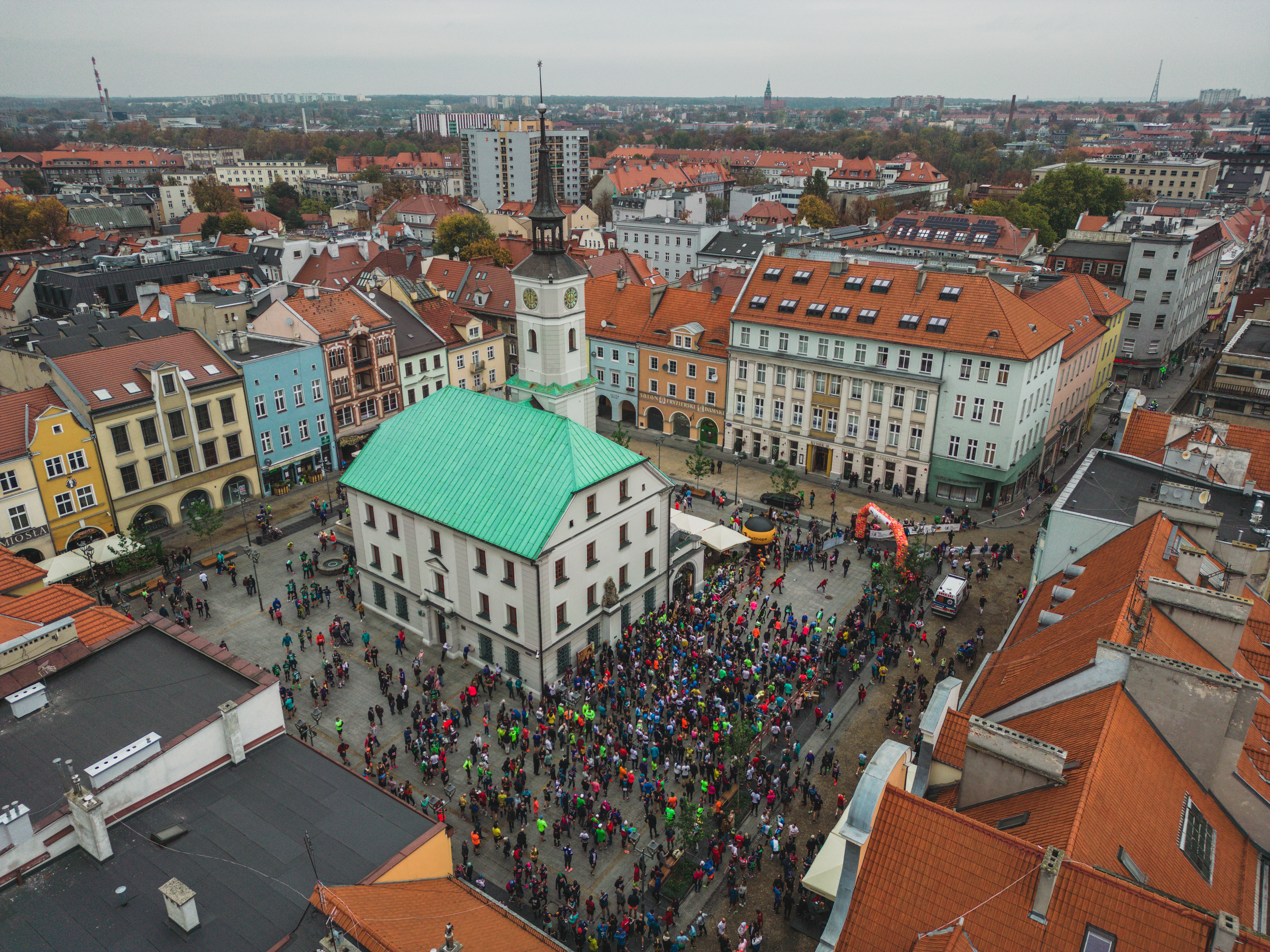 Fot. M. Baranowski/ UM w Gliwicach Uczestnicy półmaratonu na rynku - z lotu ptaka