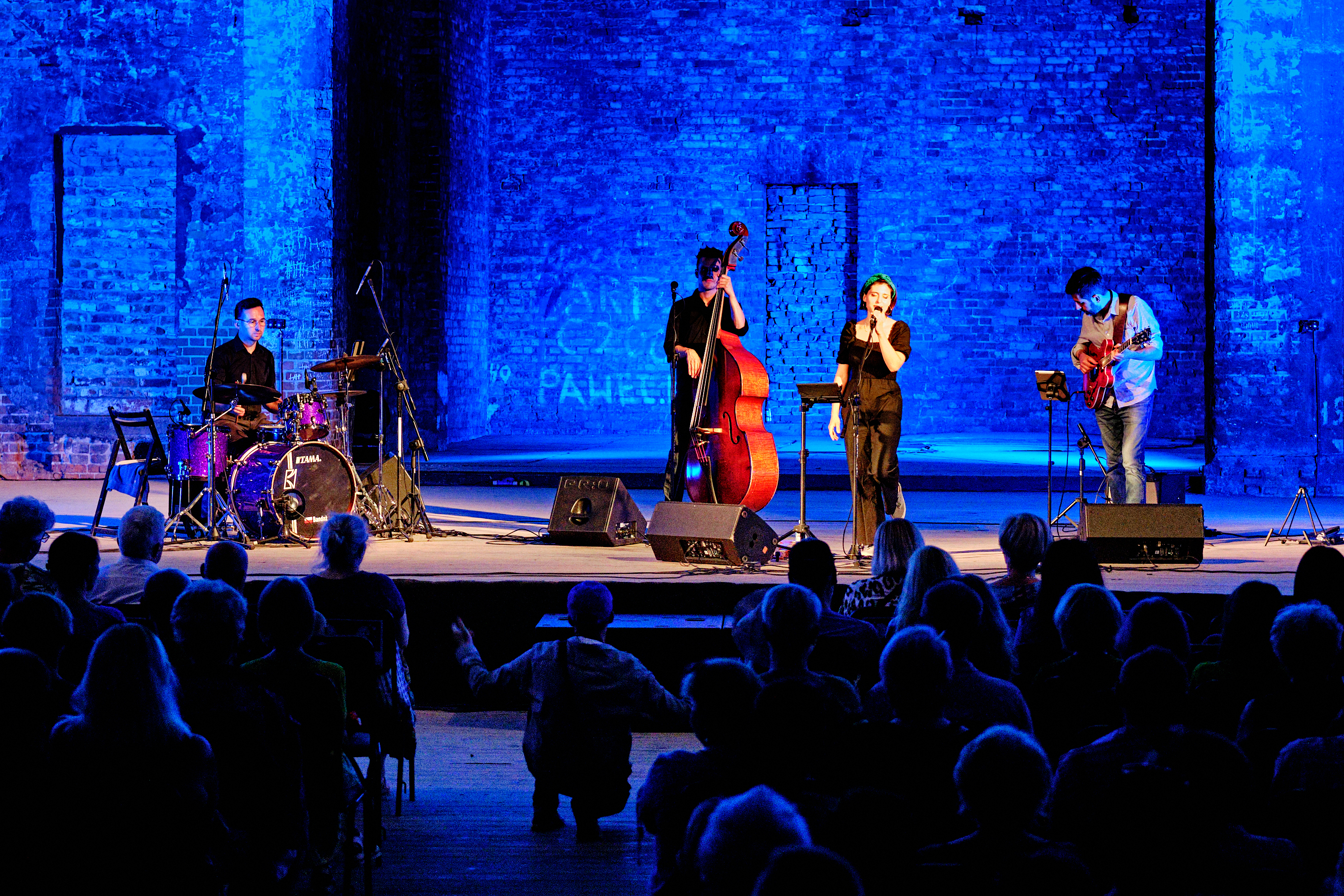 Rynek Kultury przyciąga dużą publiczność na aleję Przyjaźni i do ruin teatru Victoria (fot. M. Buksa / UM Gliwice) koncert w ruinach teatru Victoria