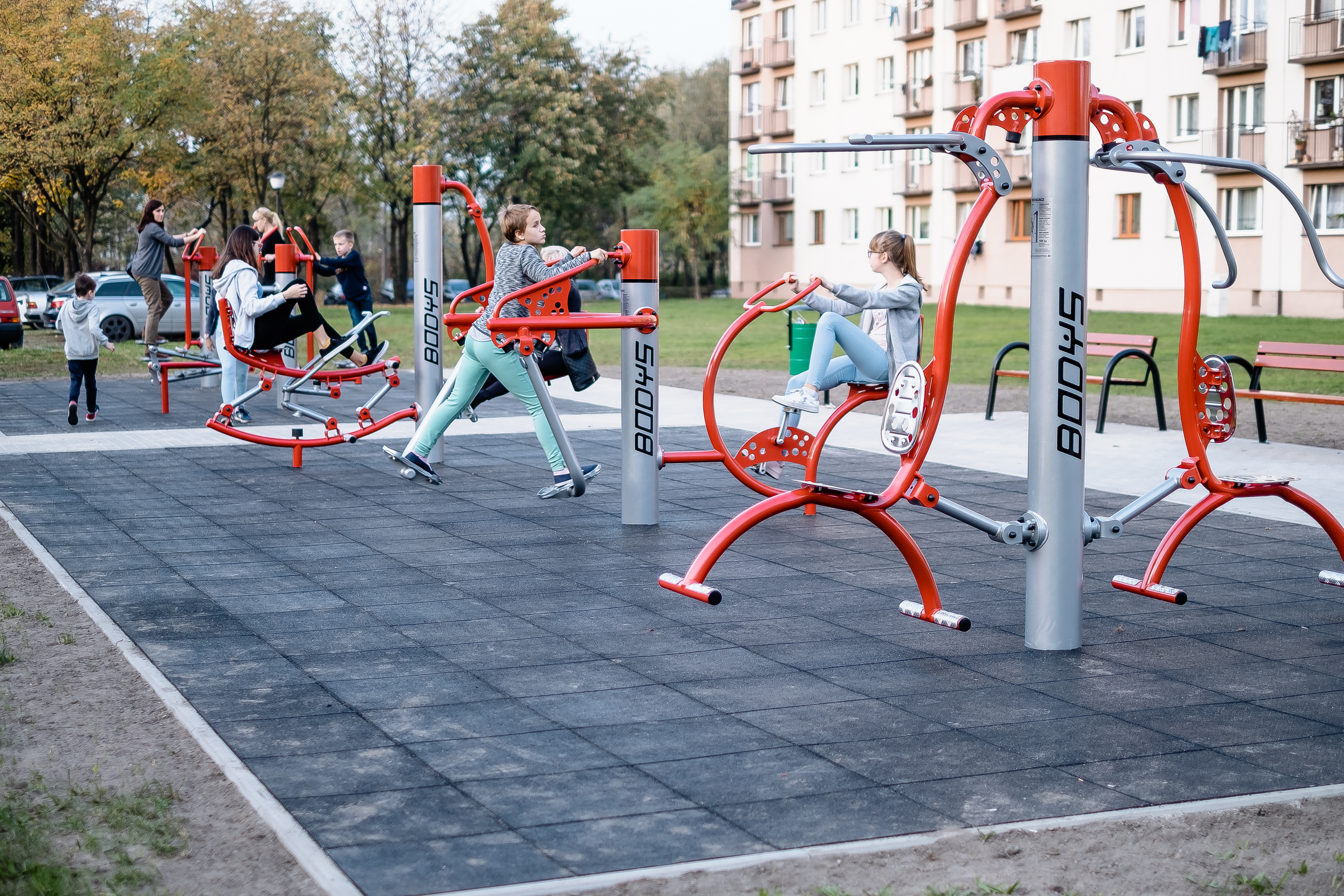 Fot. M.Buksa/UM Gliwice chłopiec na siłowni plenerowej