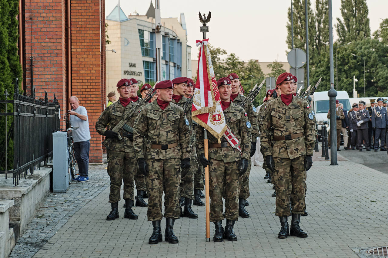 żołnierze ze sztandarem