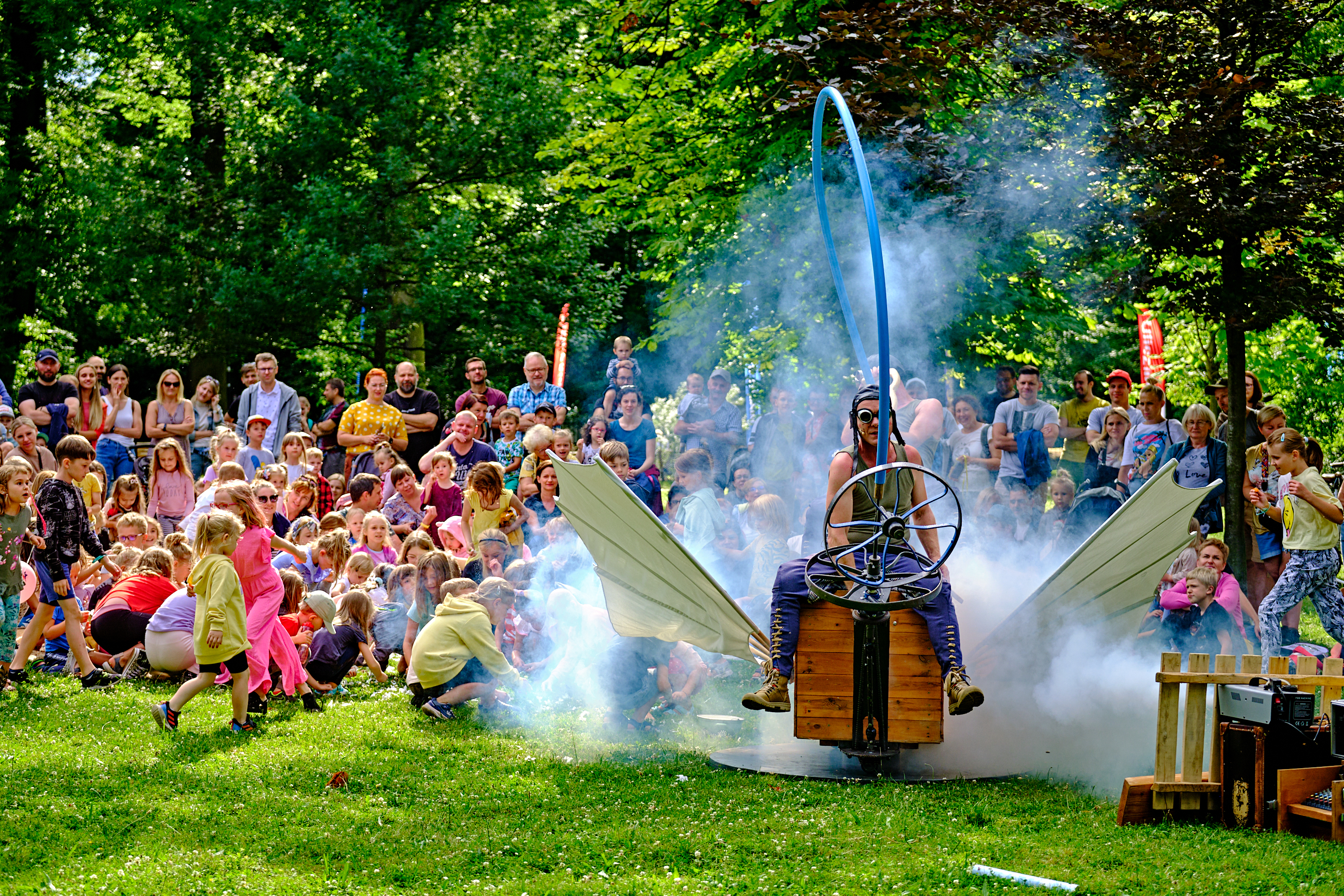 Teatr Delikates (fot. M. Buksa / UM Gliwice) dymiący pojazd sunie po trawie