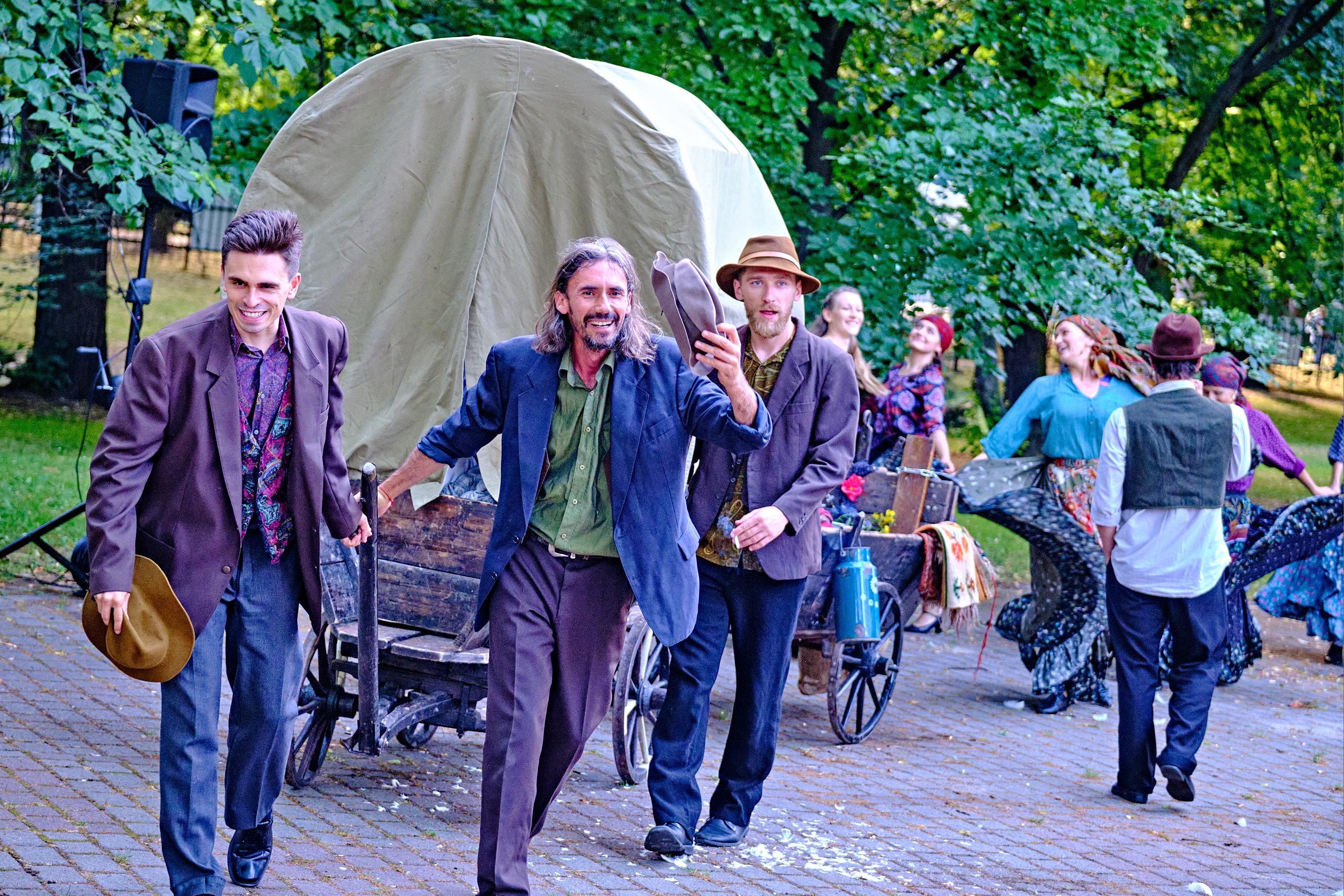 Teatr Migro (fot. M. Buksa / UM Gliwice) mężczyźni na tle cygańskiego wozu