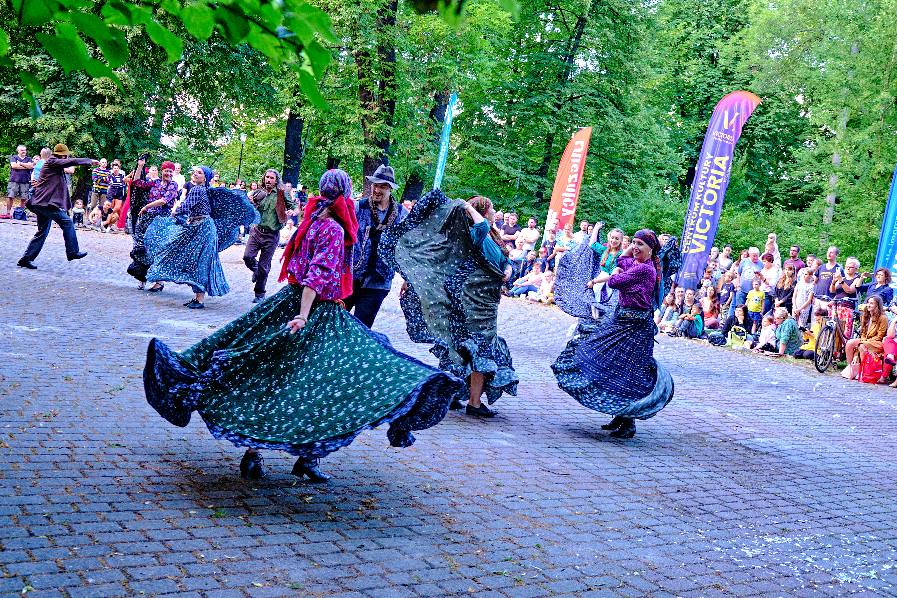 Teatr Migro (fot. M. Buksa / UM Gliwice) cygański taniec, grupa aktorów wiruje w parku