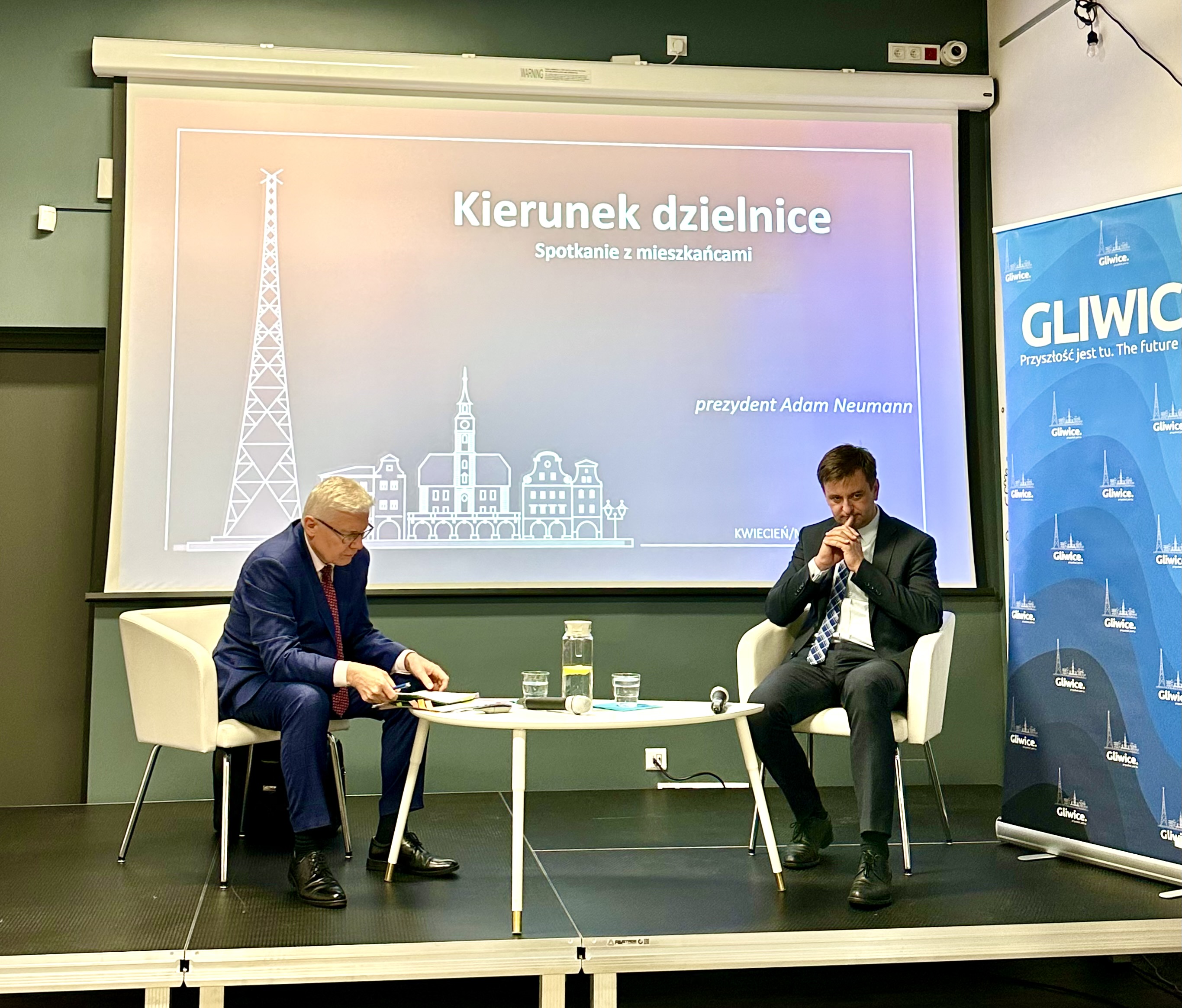 Fot. UM w Gliwicach Prezydent Gliwic, Adam Neumann i jego zastępca, Mariusz Śpiewok podczas spotkania z mieszkańcami