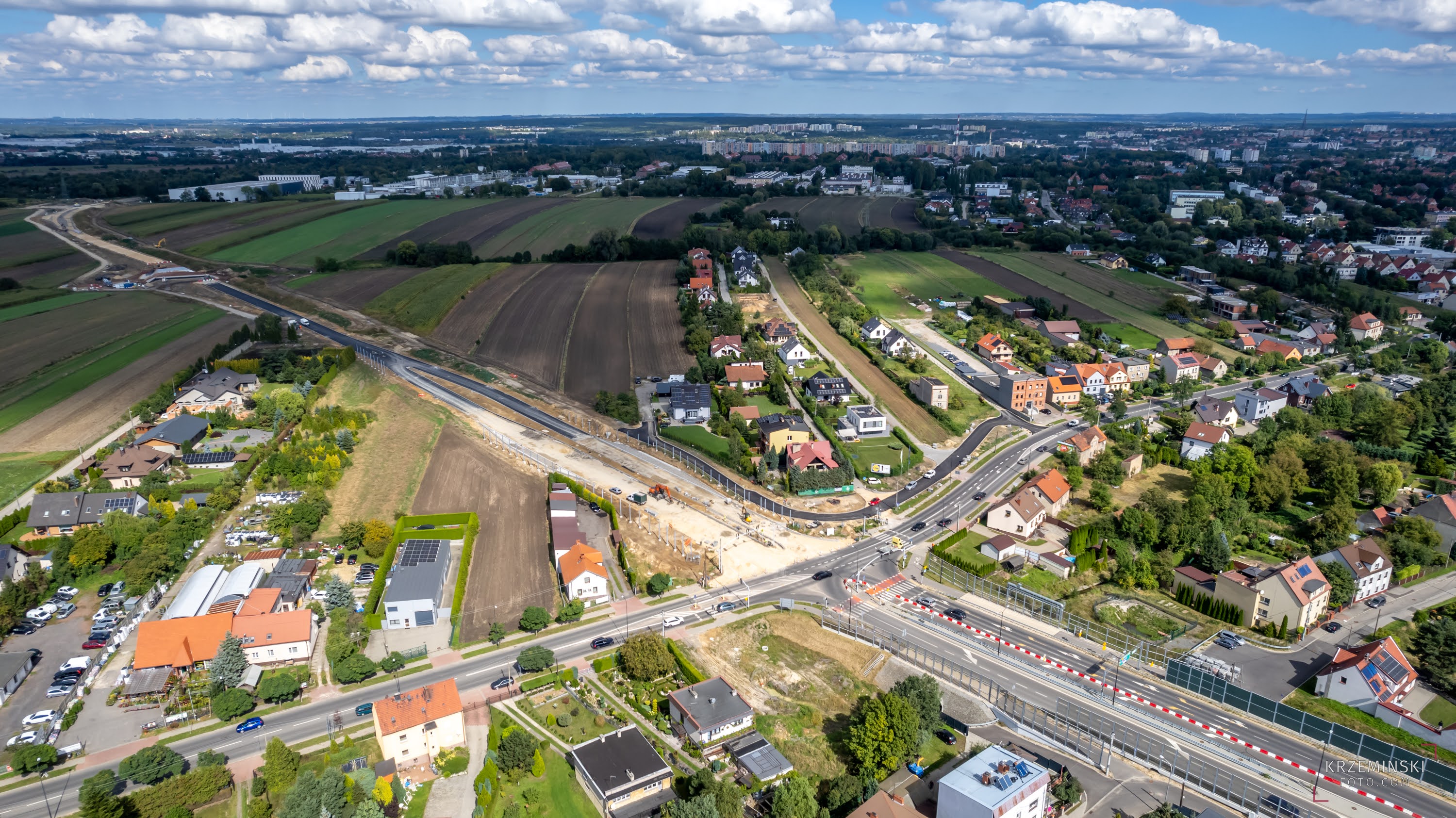 Bezpieczny przejazd dla jednośladów (w części z wykorzystaniem zaprojektowanego ciągu pieszo-rowerowego, w części – dróg dojazdowych do pól) powstanie również przy budowanym, ostatnim odcinku zachodniej obwodnicy miasta obwodnica miasta