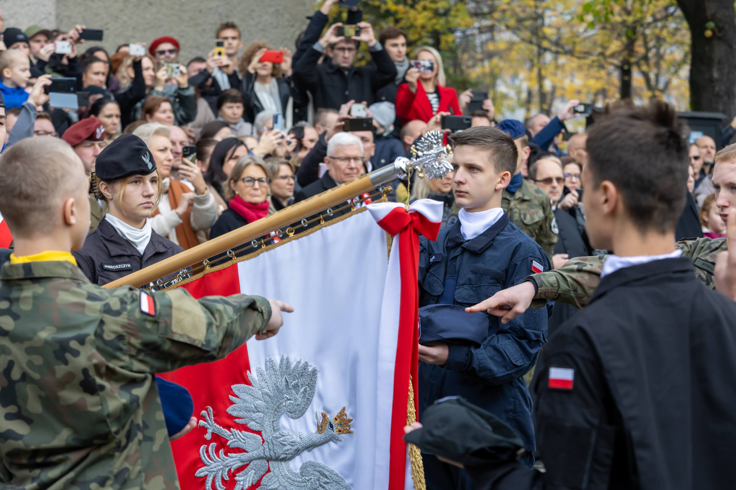 Fot. K. Krzemiński/krzeminskifoto.com Uczniowie klas pierwszych mundurowych przysięgający na sztandar szkoły