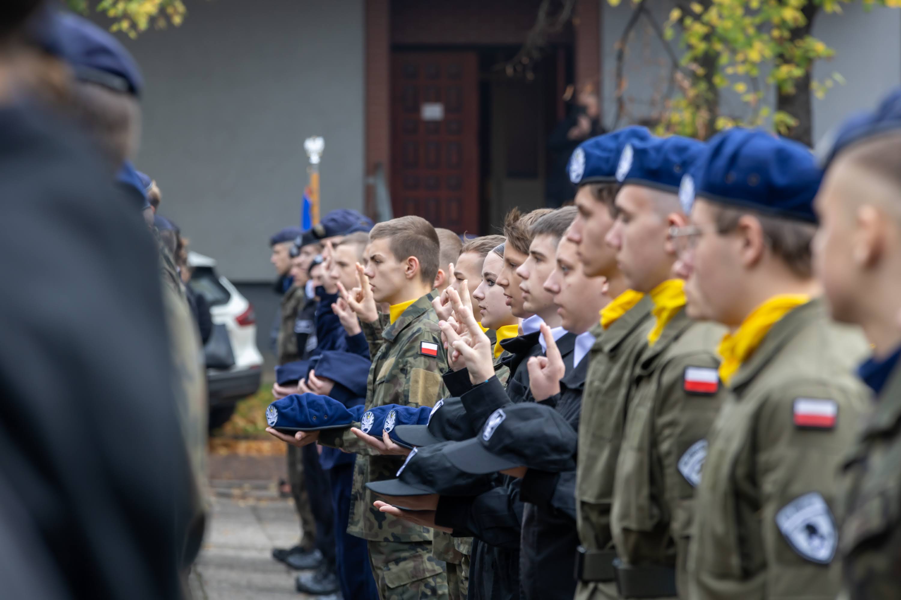 Fot. K. Krzemiński/krzeminskifoto.com Uczniowie klas pierwszych mundurowych przysięgający na sztandar szkoły