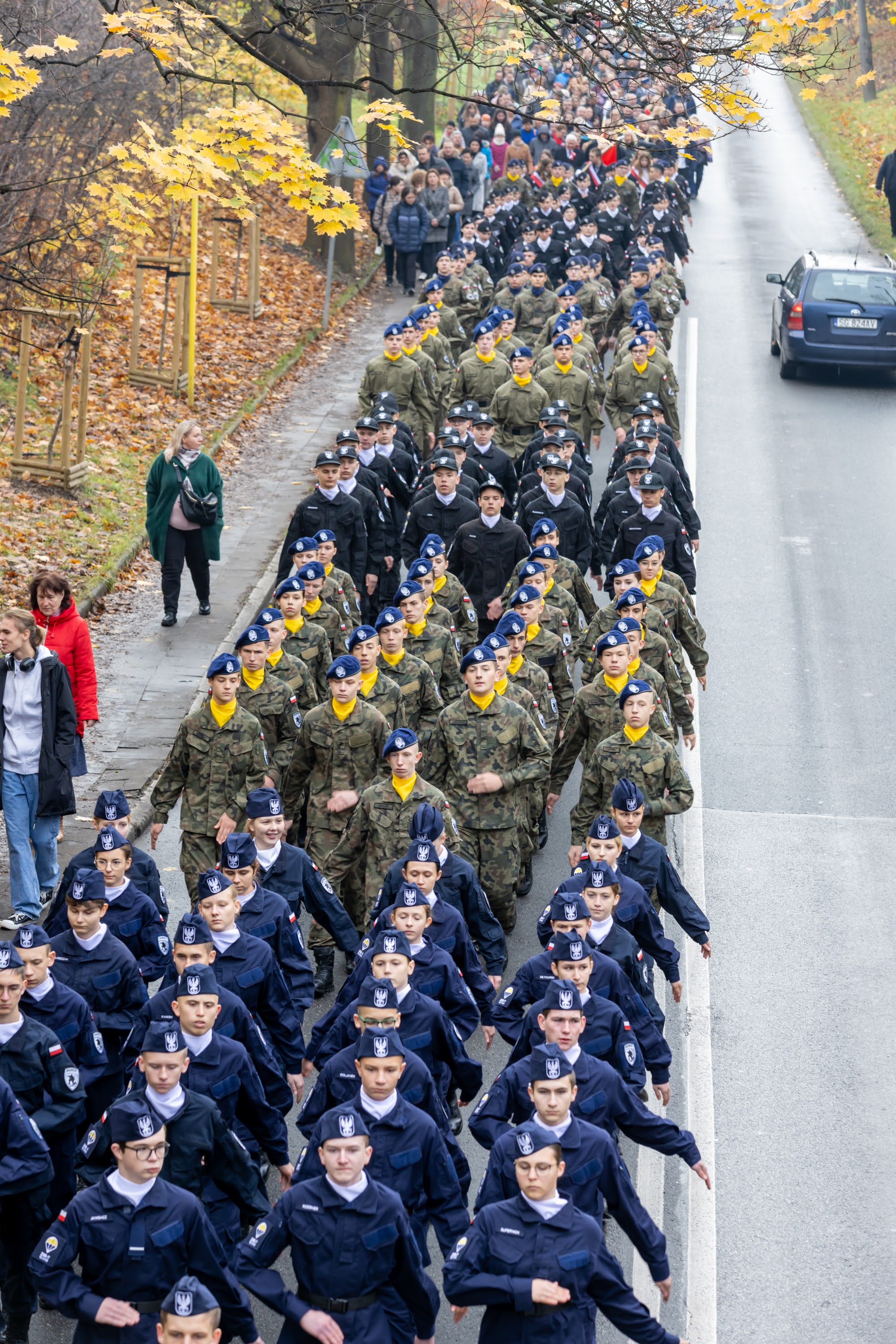 Fot. K. Krzemiński/krzeminskifoto.com Uczniowie klas pierwszych mundurowych we wspólnym przemarszu