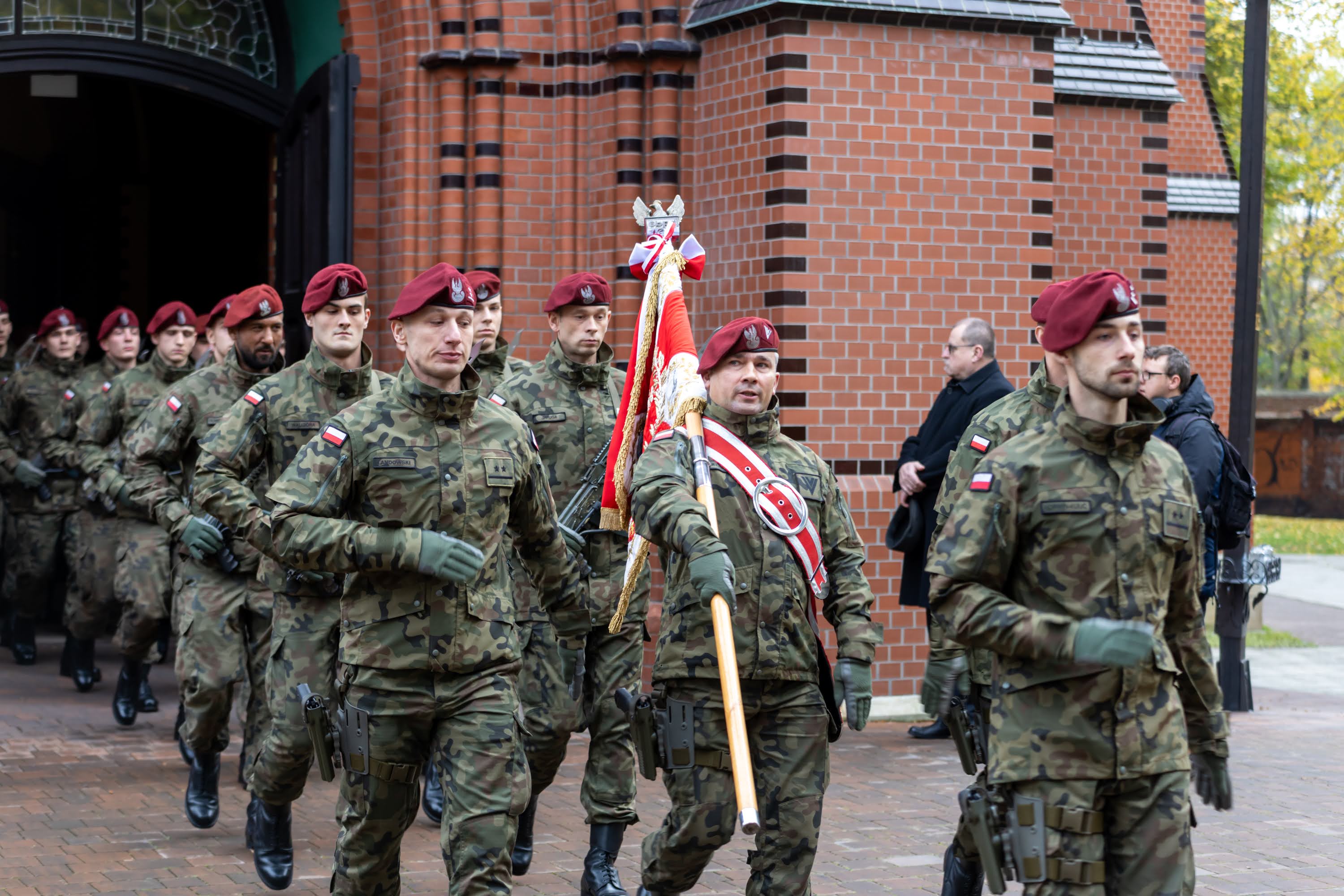 Fot. K. Krzemiński/krzeminskifoto.com Żołnierze maszerujący ze sztandarem