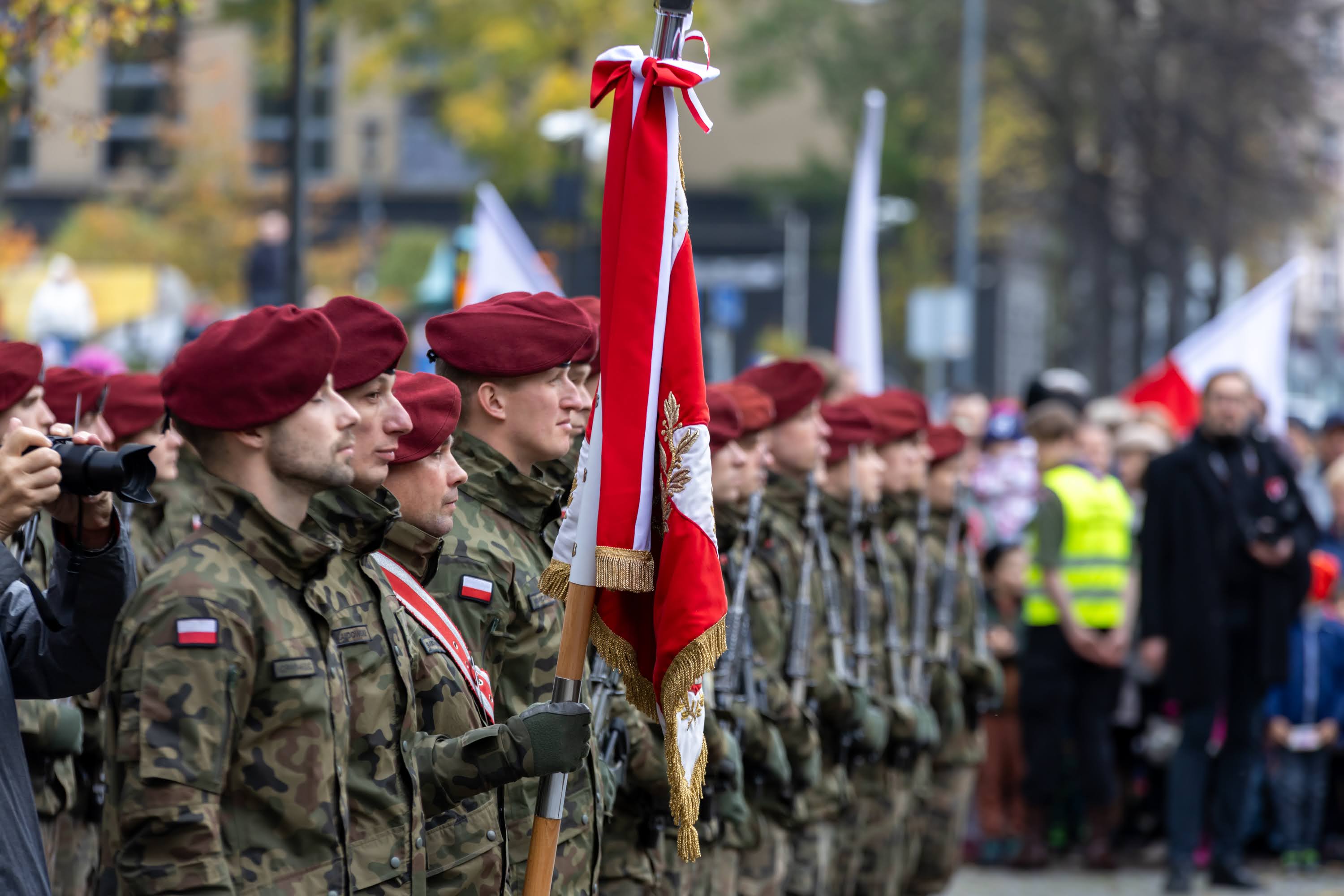 Fot. K. Krzemiński/krzeminskifoto.com Żołnierze stojący na baczność