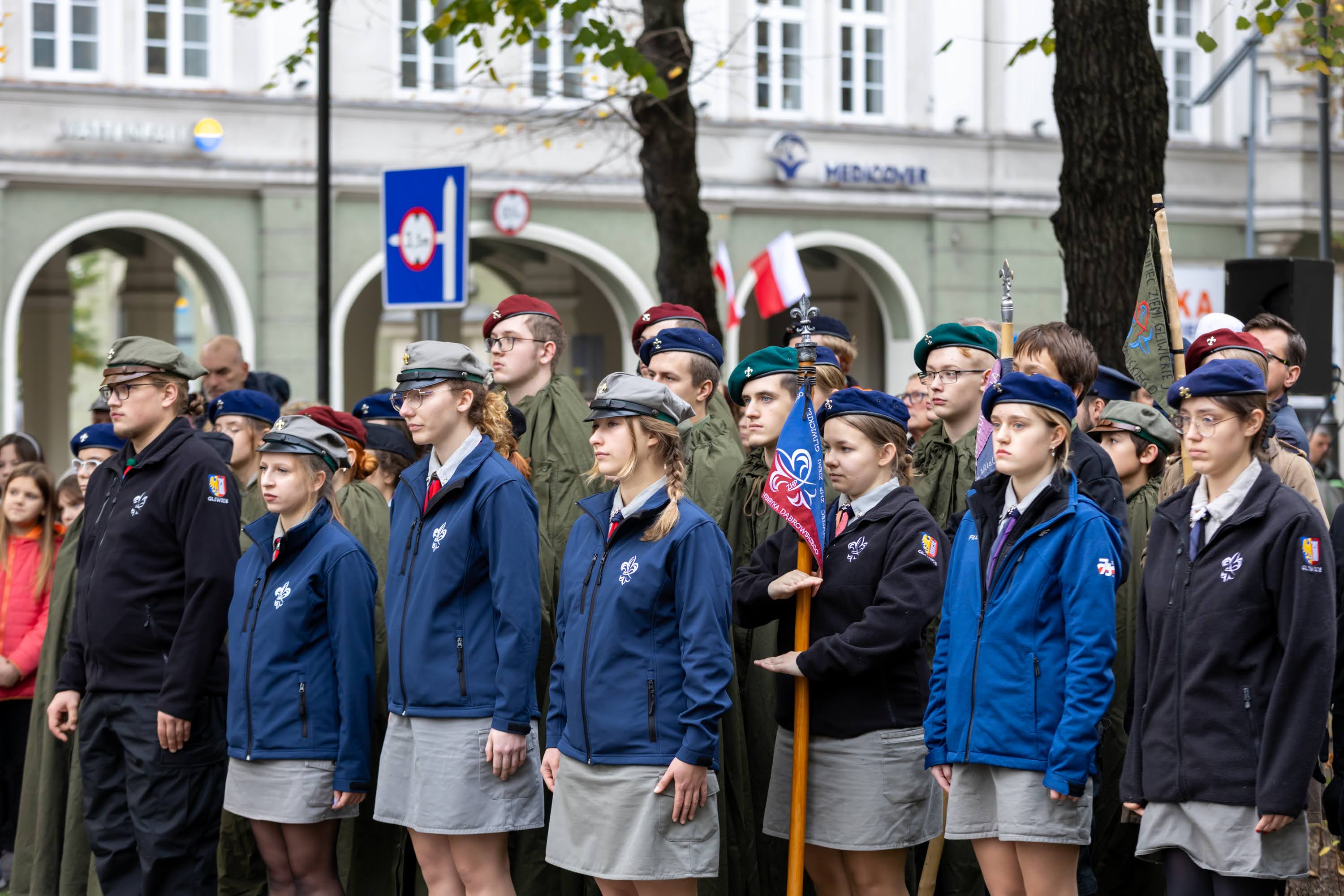 Fot. K. Krzemiński/krzeminskifoto.com Harcerze stojący na baczność