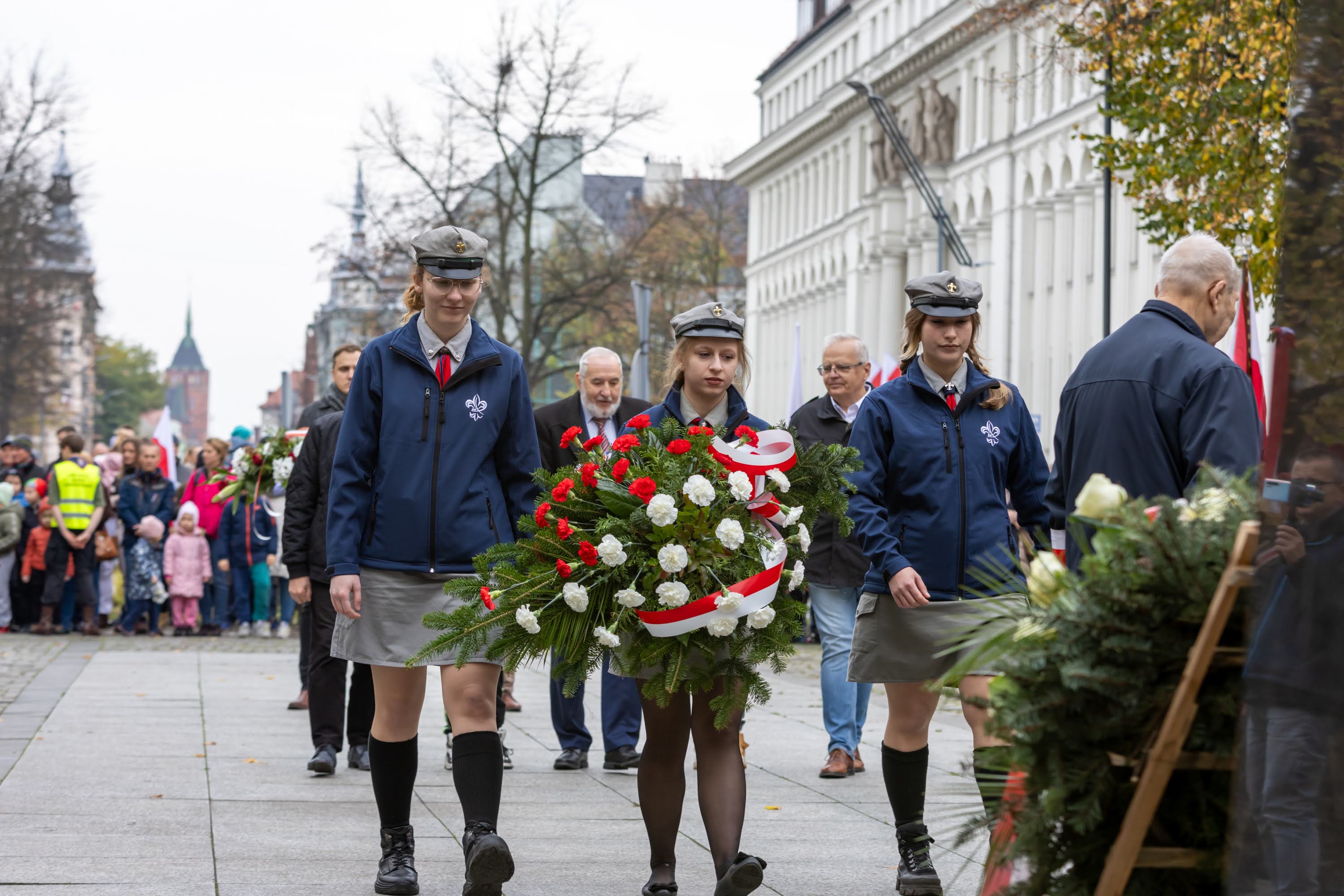 Fot. K. Krzemiński/krzeminskifoto.com Harcerze składający kwiaty