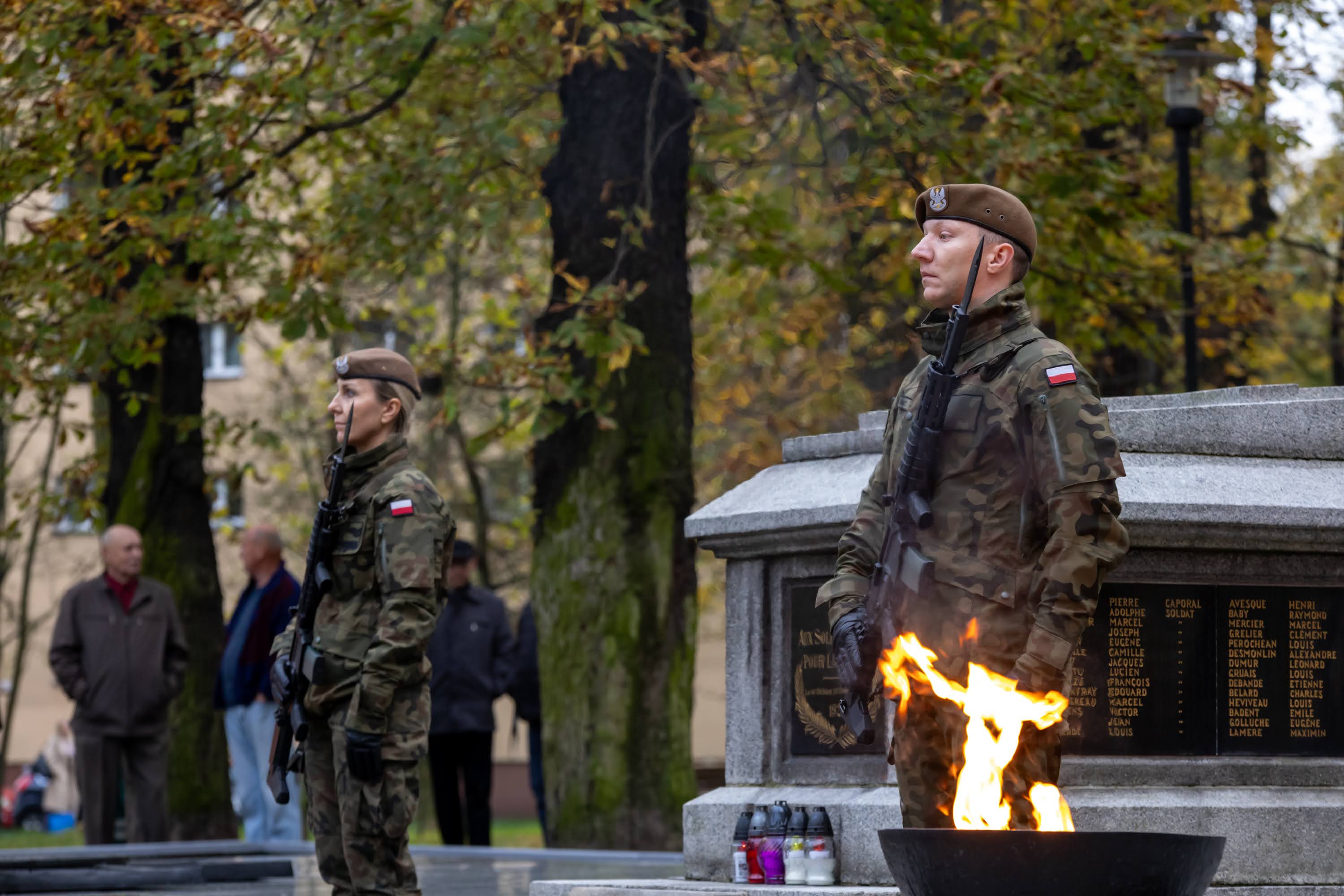 Fot. K. Krzemiński/krzeminskifoto.com Żołnierze stojący na baczność przed pomnikiem żołnierzy francuskich