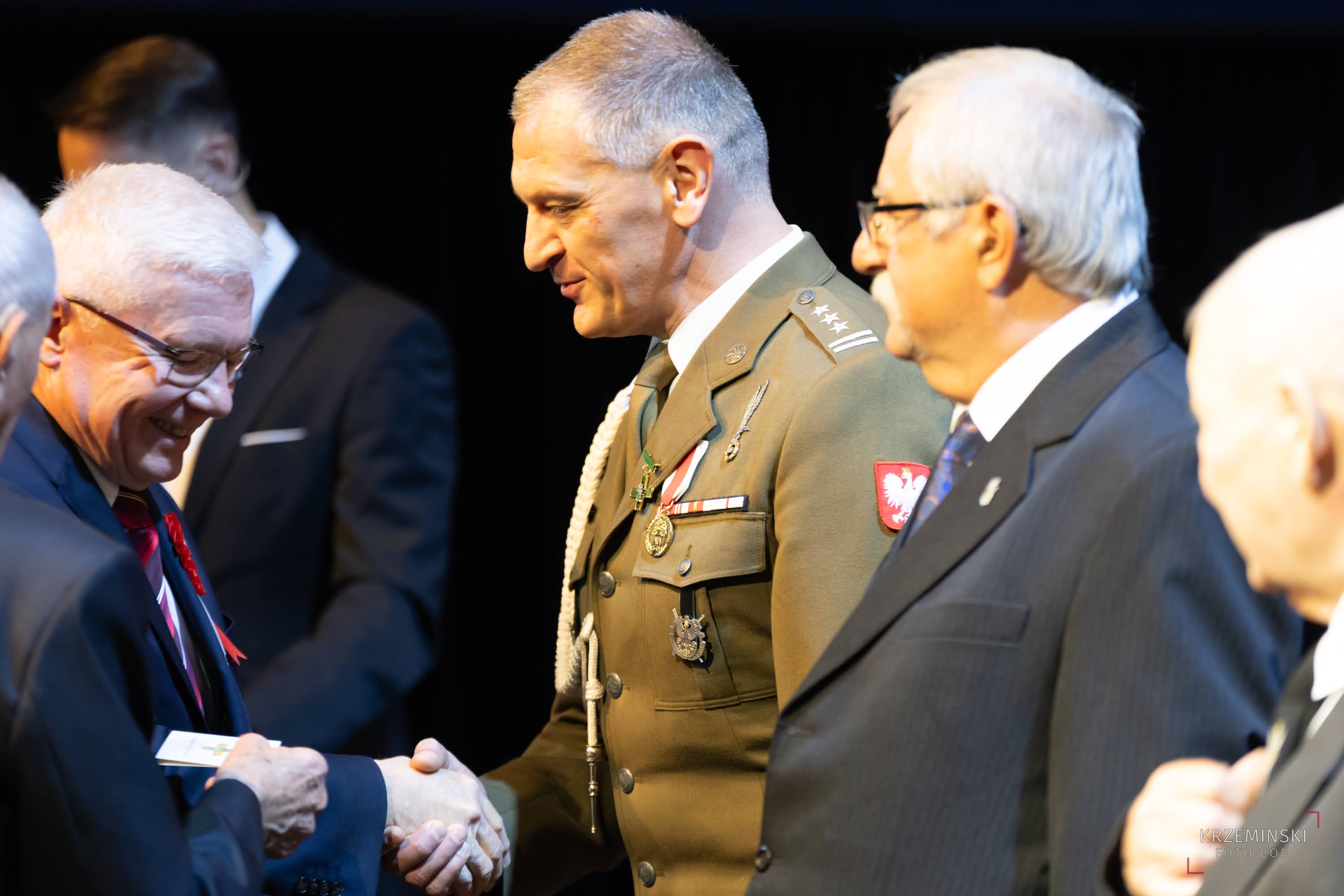 Fot. K. Krzemiński/krzeminskifoto.com Prezydent Gliwic Adam Neumann wręczający odznaki Polskiego Związku Sybiraków