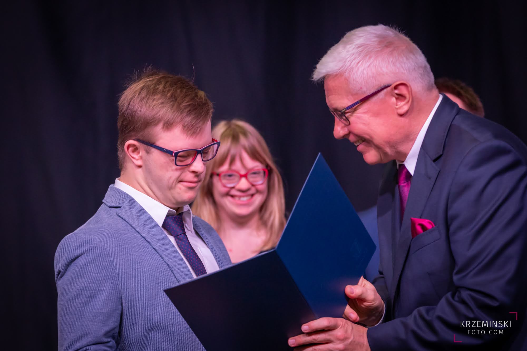 Fot. K. Krzemiński/ krzeminskifoto.com Prezydent Gliwic gratulujący jednemu z nagrodzonych