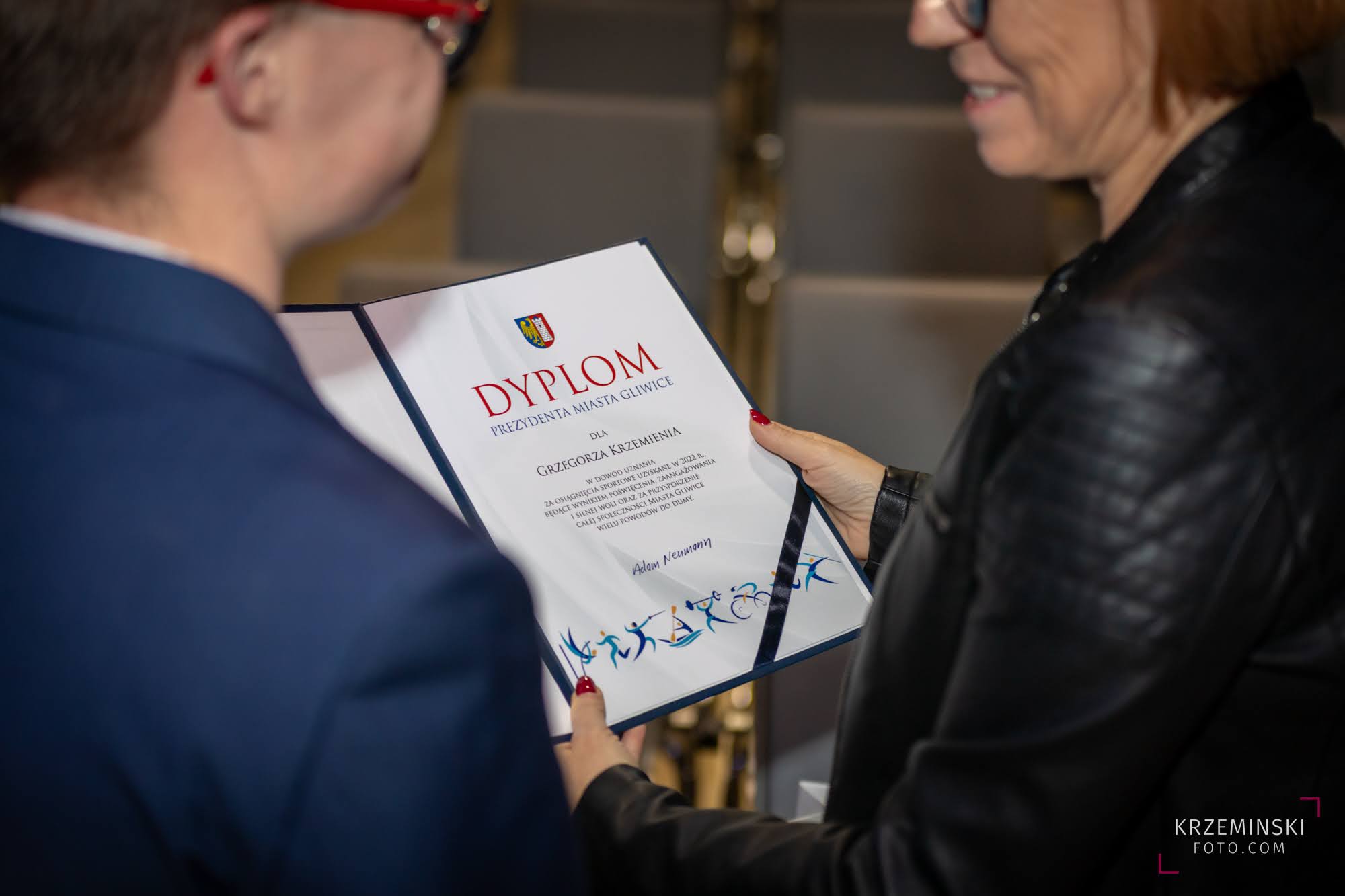 Fot. K. Krzemiński/ krzeminskifoto.com Mama nagrodzonego sportowca trzymająca jego dyplom