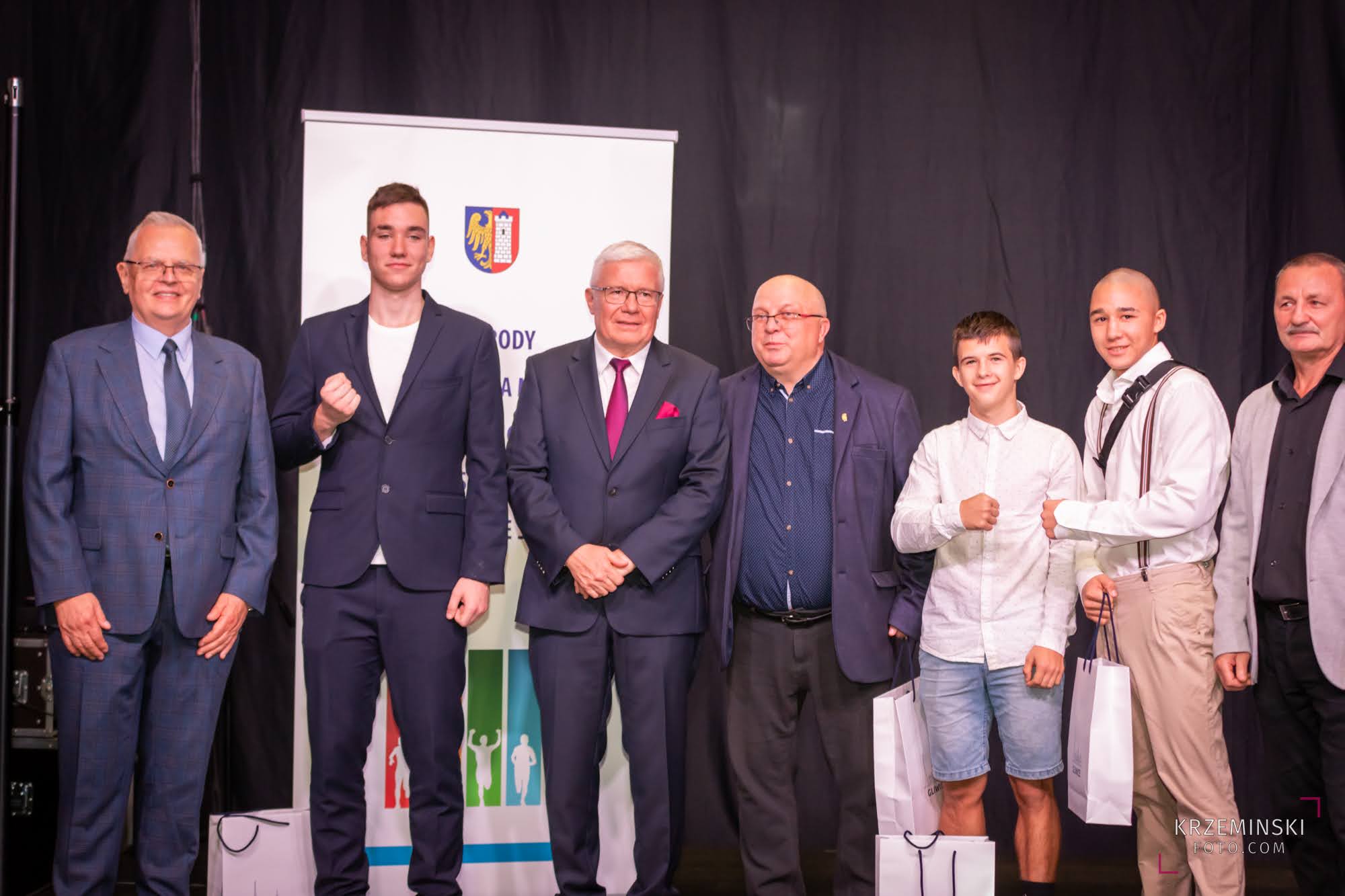 Fot. K. Krzemiński/ krzeminskifoto.com Trenerzy i sportowcy pozujący do zdjęcia z prezydentem Gliwic