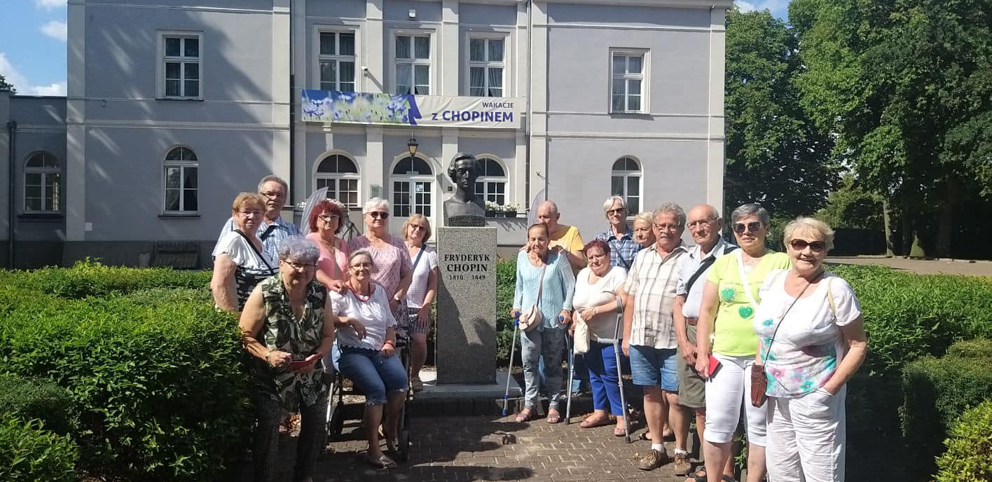 Fot. materiały SON ludzie przy budynku