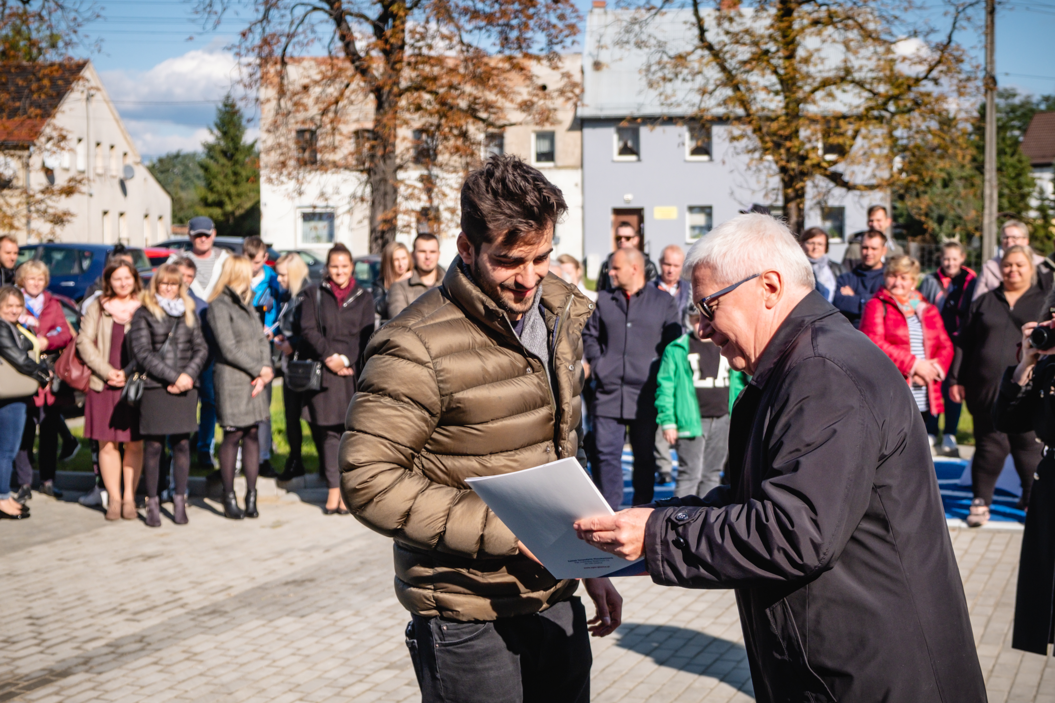 prezydent Adam Neumann wręcza klucze do nowych mieszkań