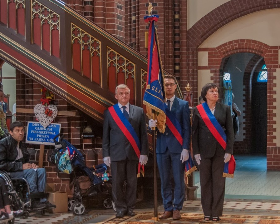 Sztandar Miasta Gliwice oraz Radni Miasta Gliwice: Krystyna Sowa, Ryszard Buczek, Paweł Wróblewski (fot. Z.Daniec) Sztandar Miasta Gliwice oraz Radni Miasta Gliwice: Krystyna Sowa, Ryszard Buczek, Paweł Wróblewski