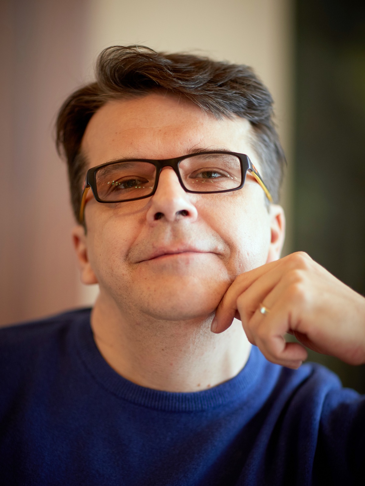 mężczyzna w okularach