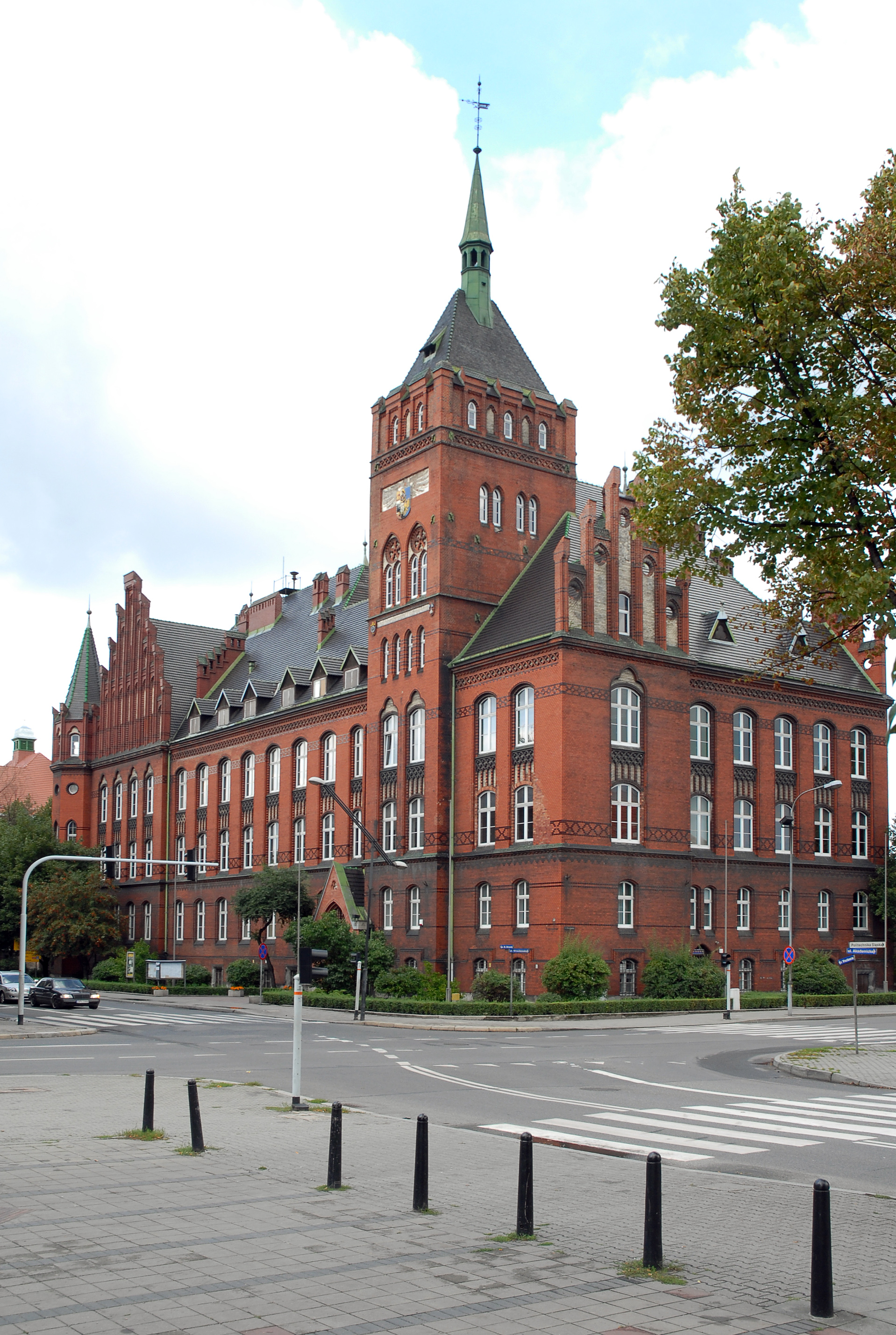 czerwony zabytkowy budynek