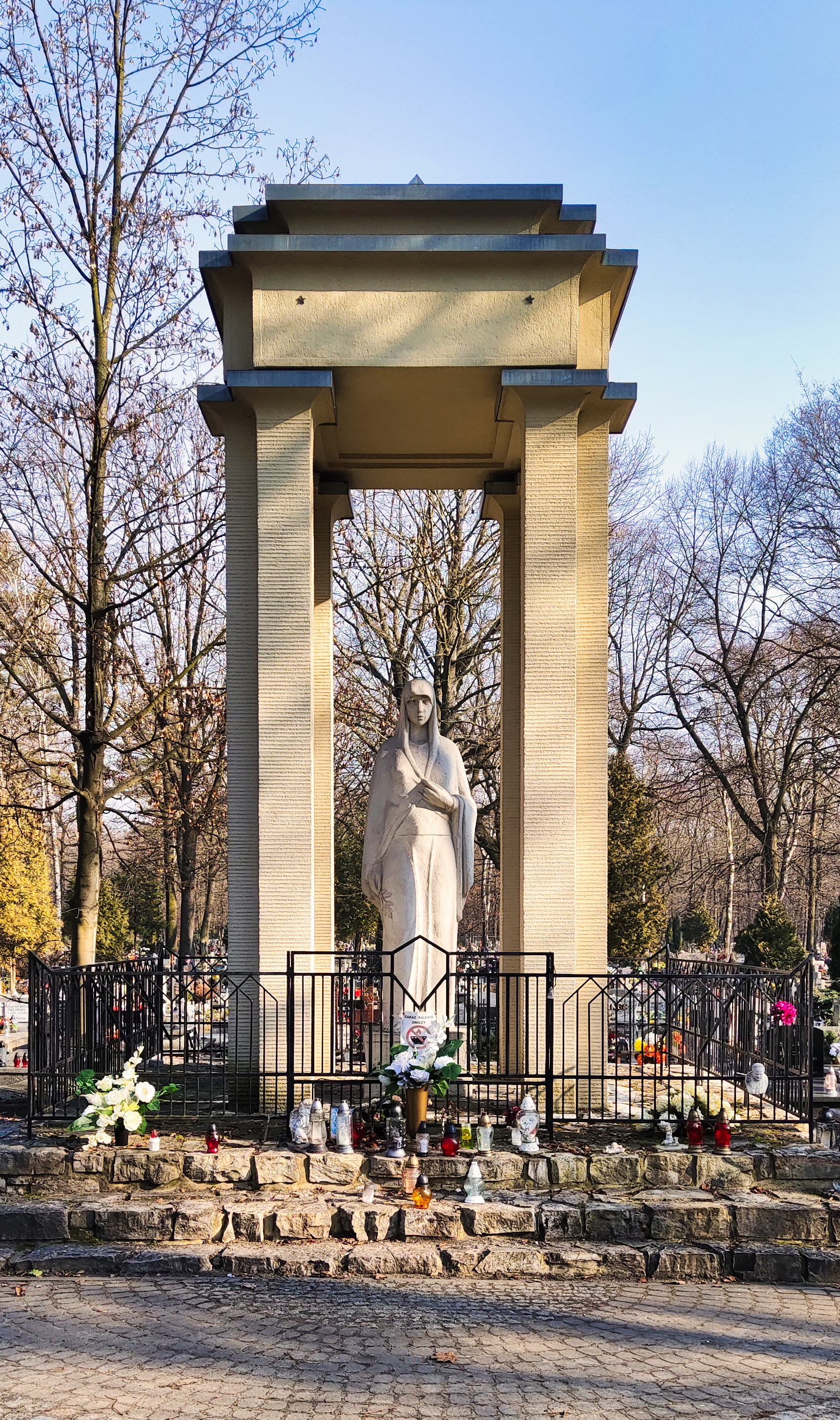 «Статуя женщины – скорбящей»