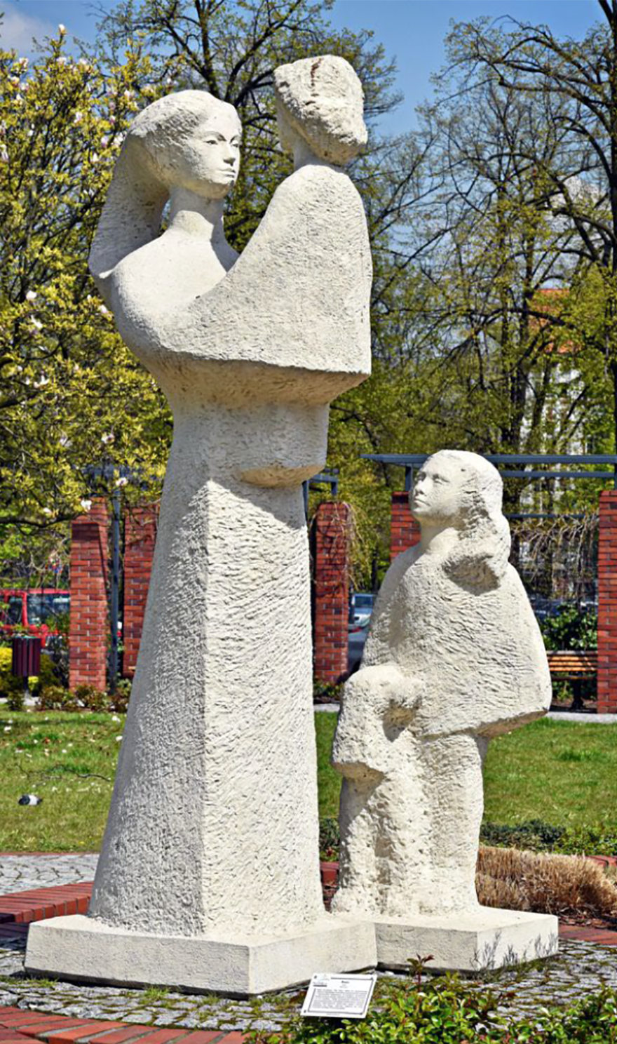 Le groupe de sculptures – une mère avec ses enfants