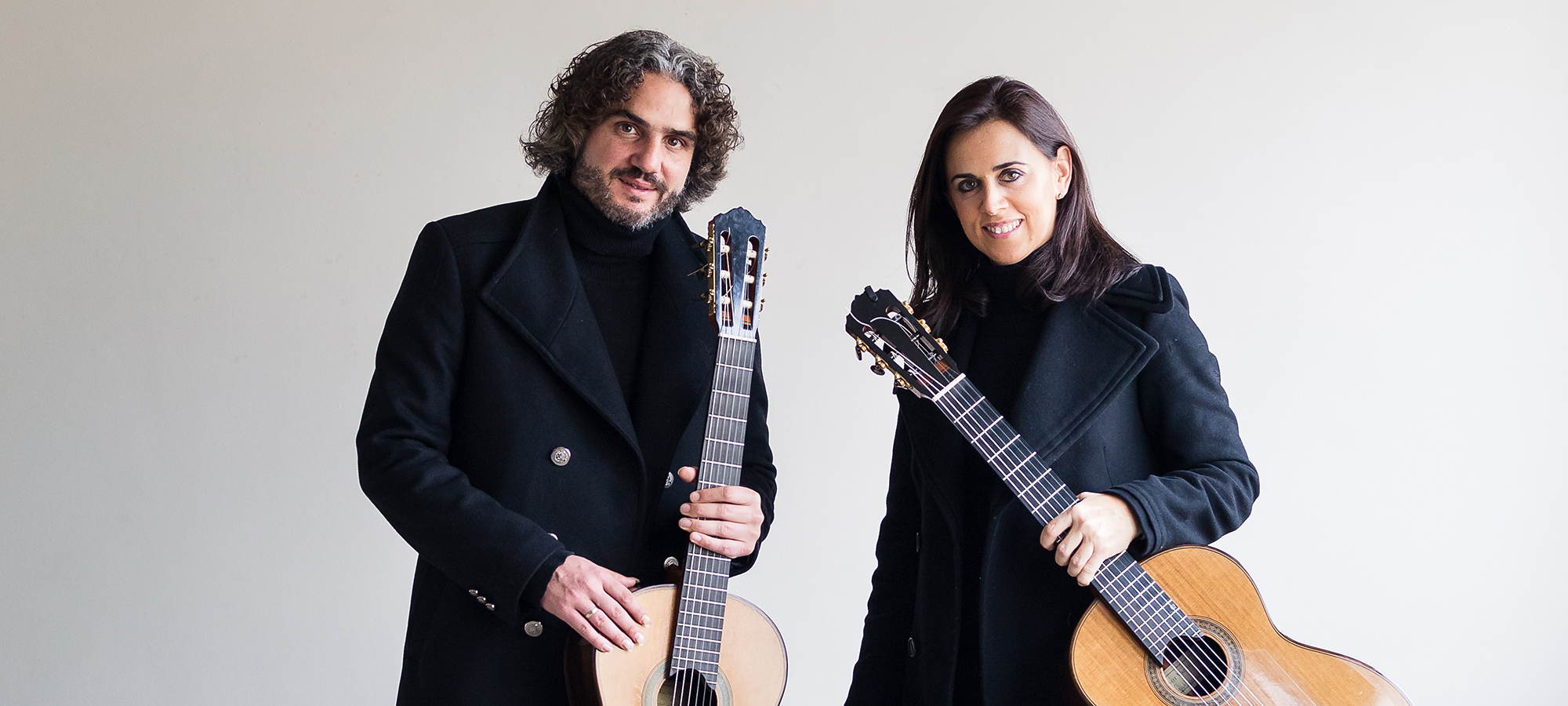 para muzykó z gitarami